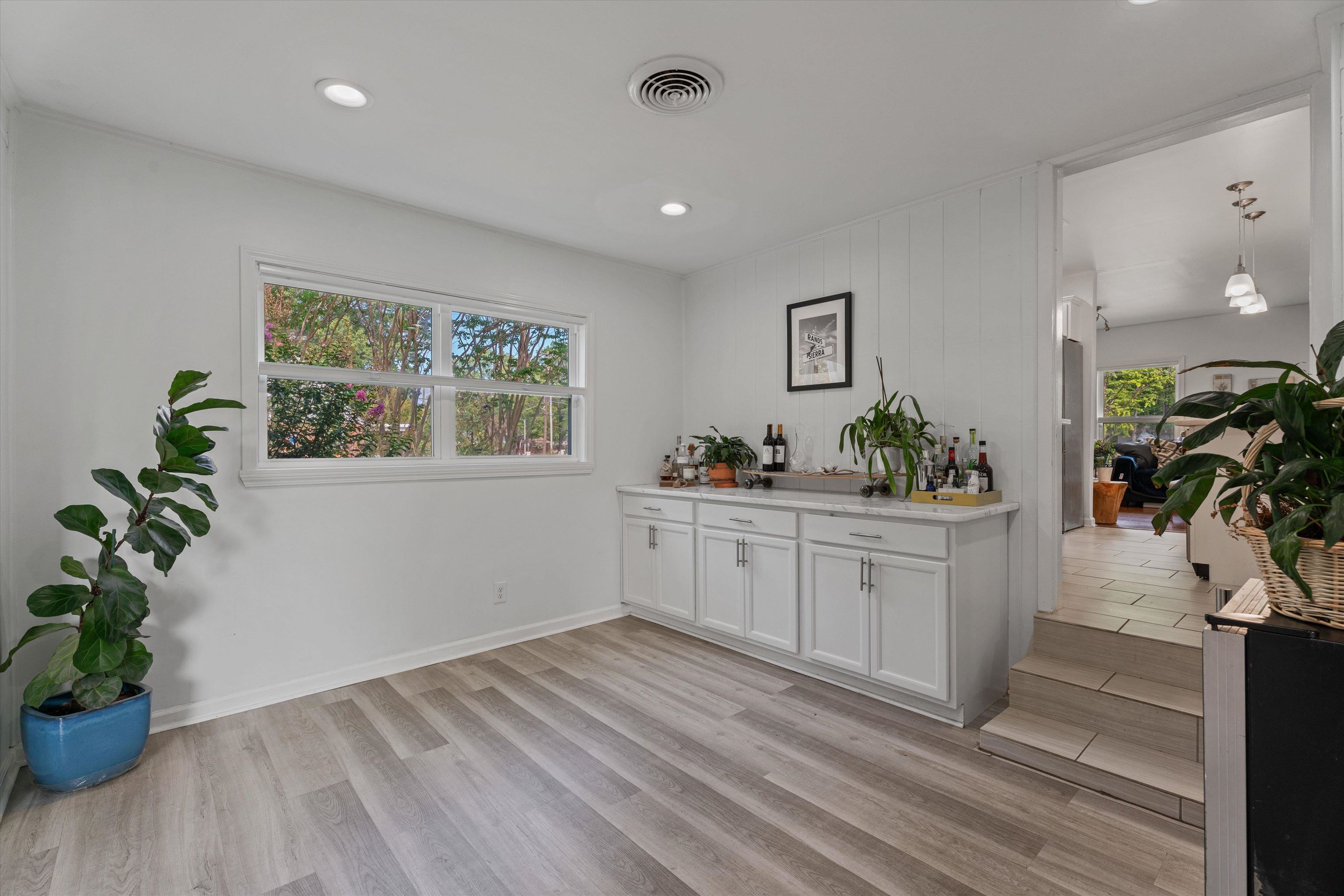 453 S WHITE STATION DR