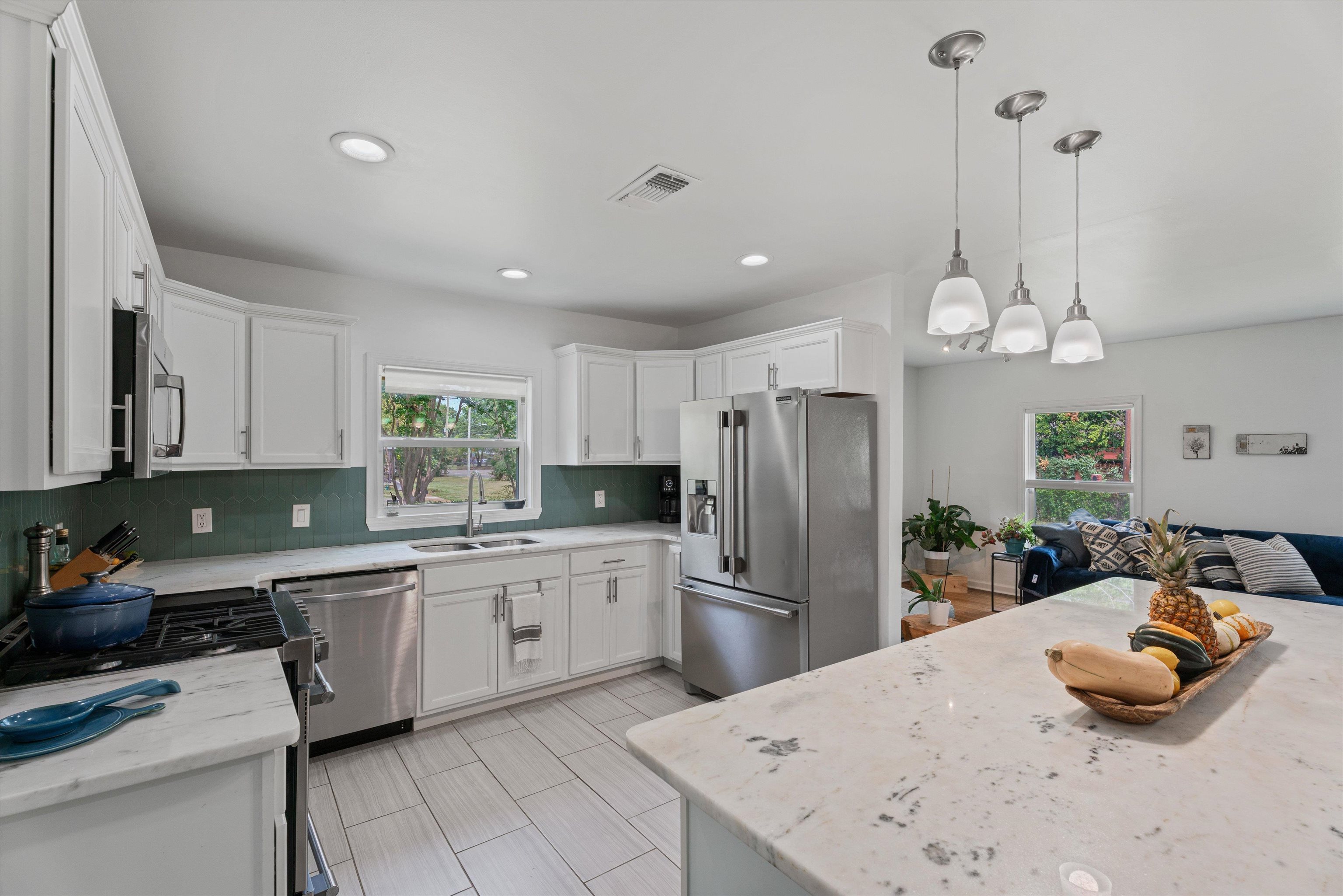 453 S WHITE STATION DR