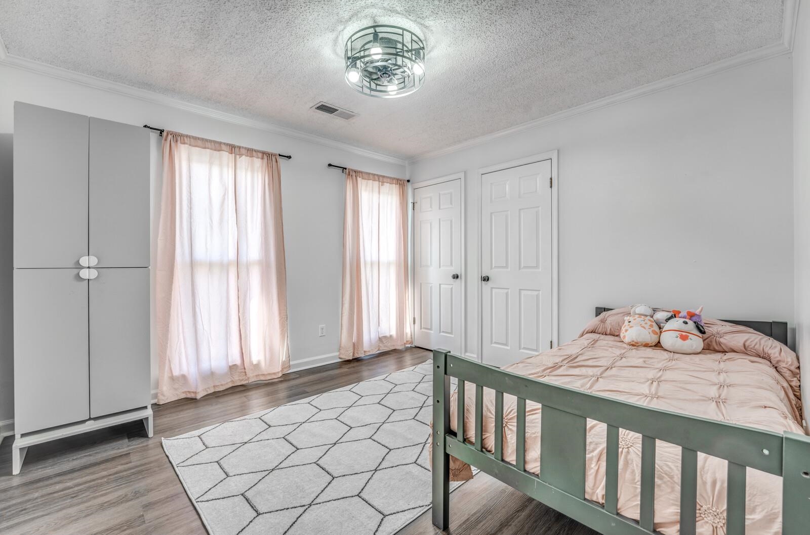 8223 S CREEKSIDE CIR S