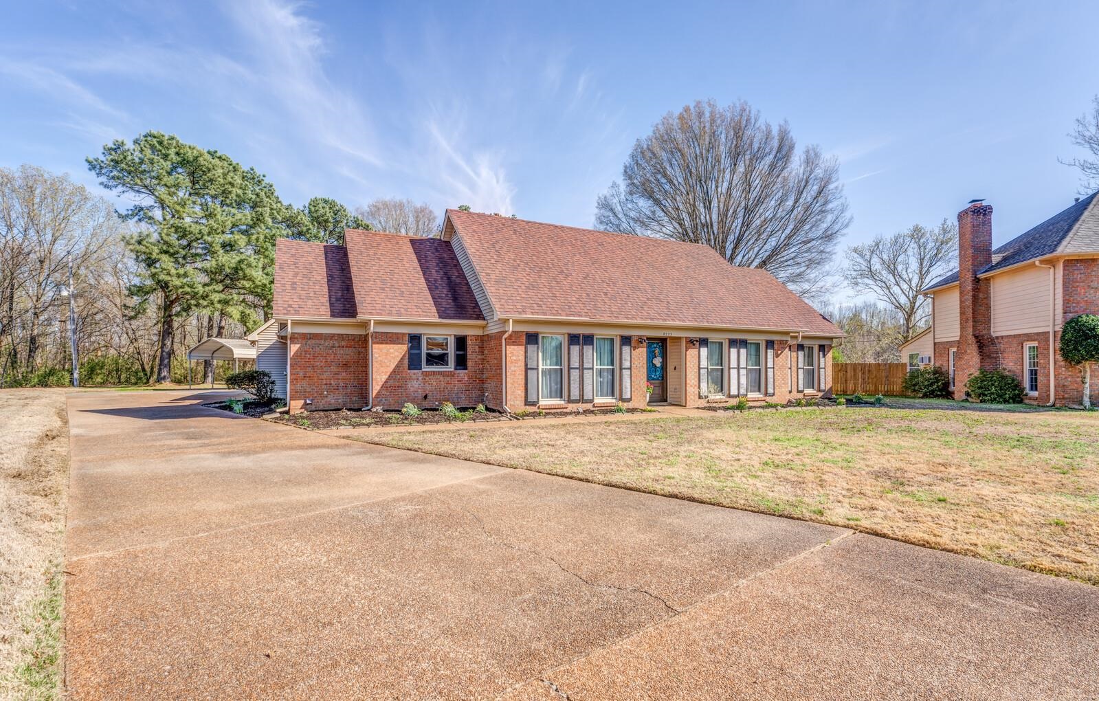 8223 S CREEKSIDE CIR S