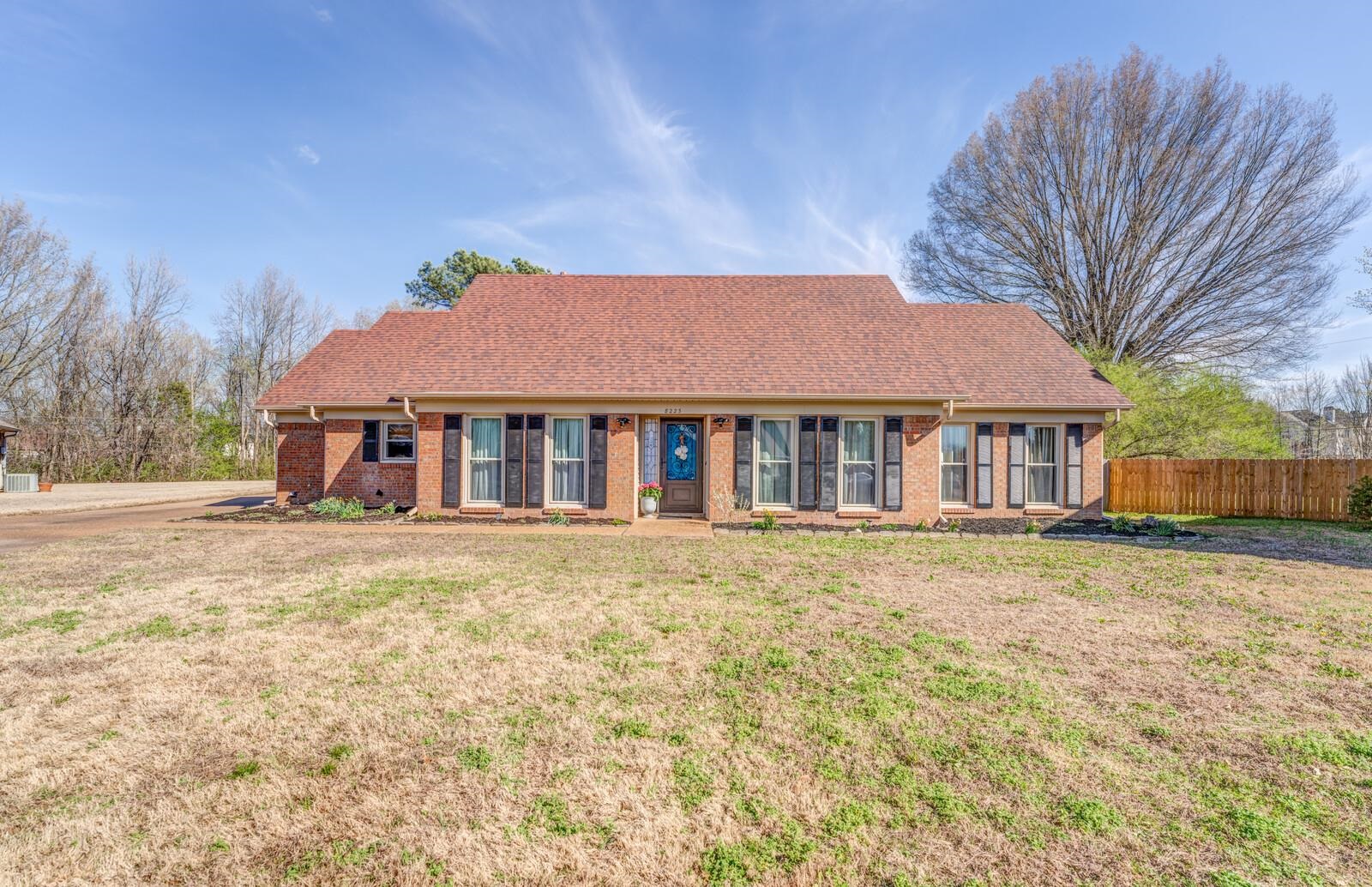 8223 S CREEKSIDE CIR S