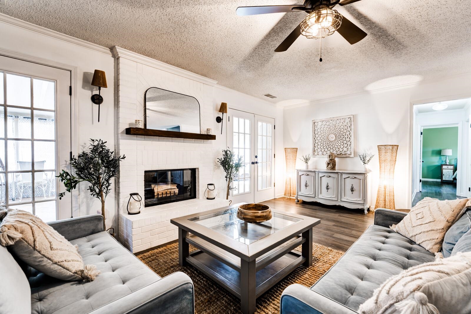 8223 S CREEKSIDE CIR S