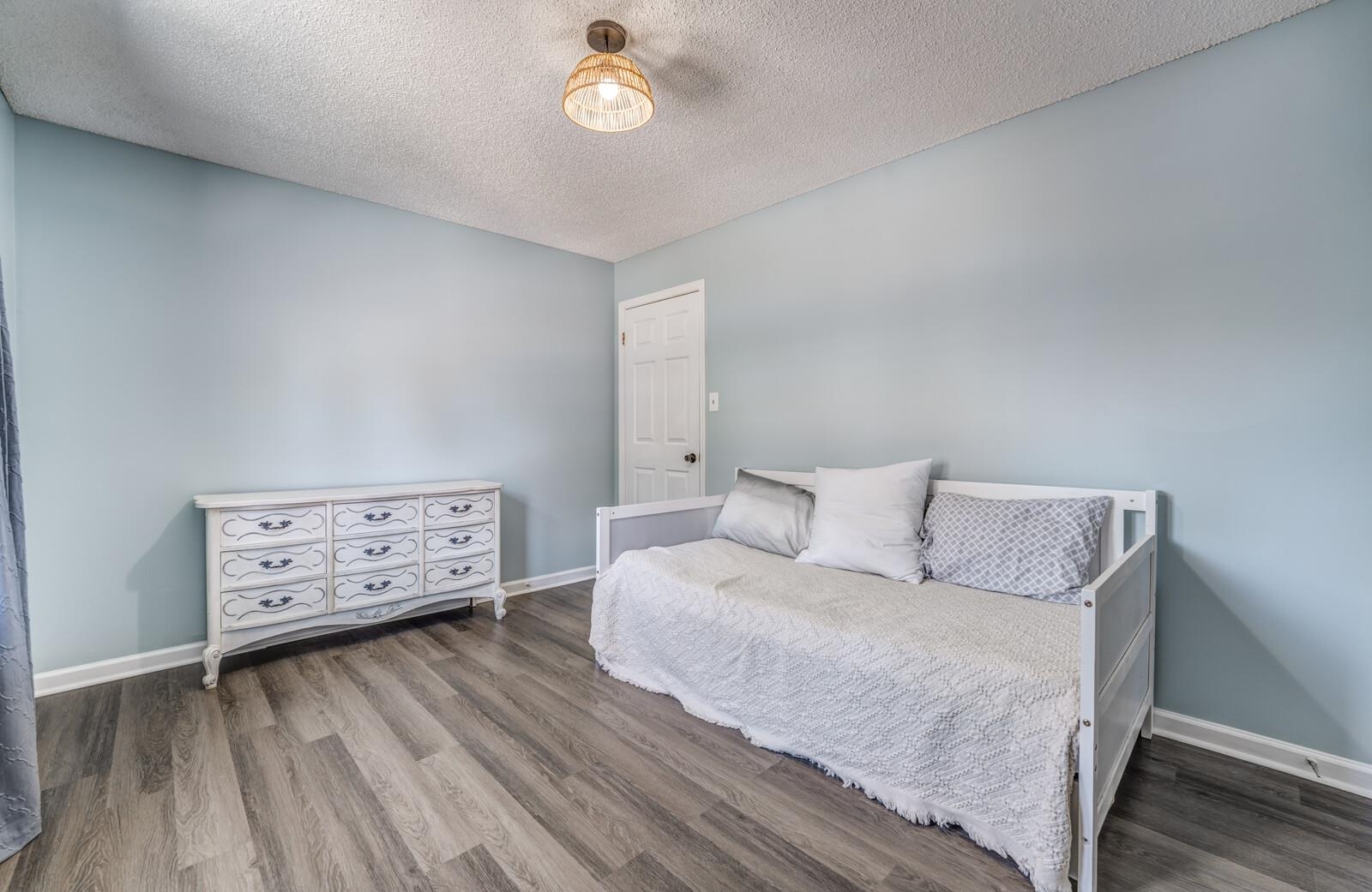 8223 S CREEKSIDE CIR S