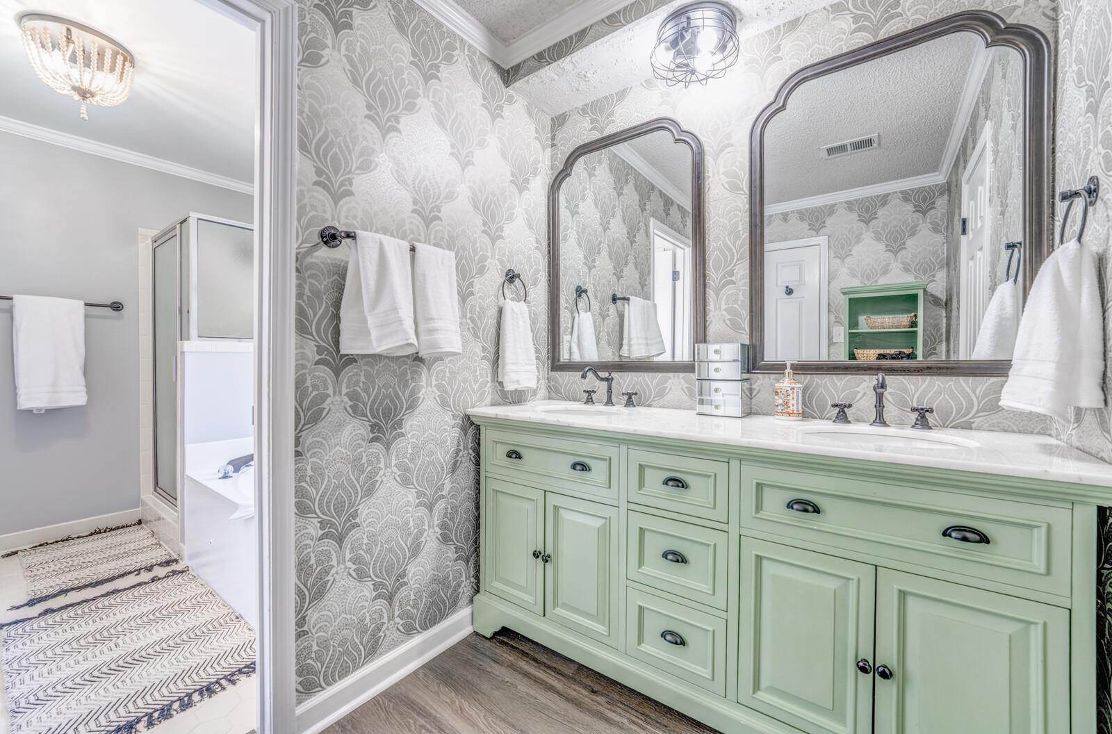 8223 S CREEKSIDE CIR S