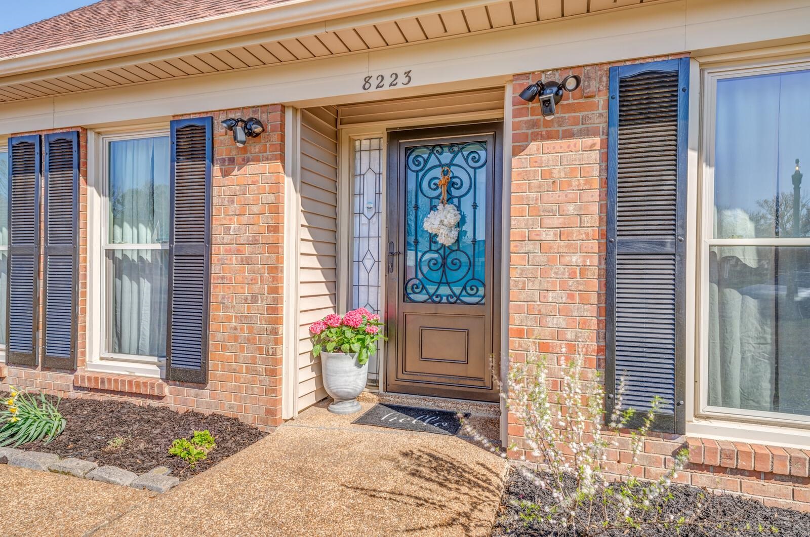 8223 S CREEKSIDE CIR S