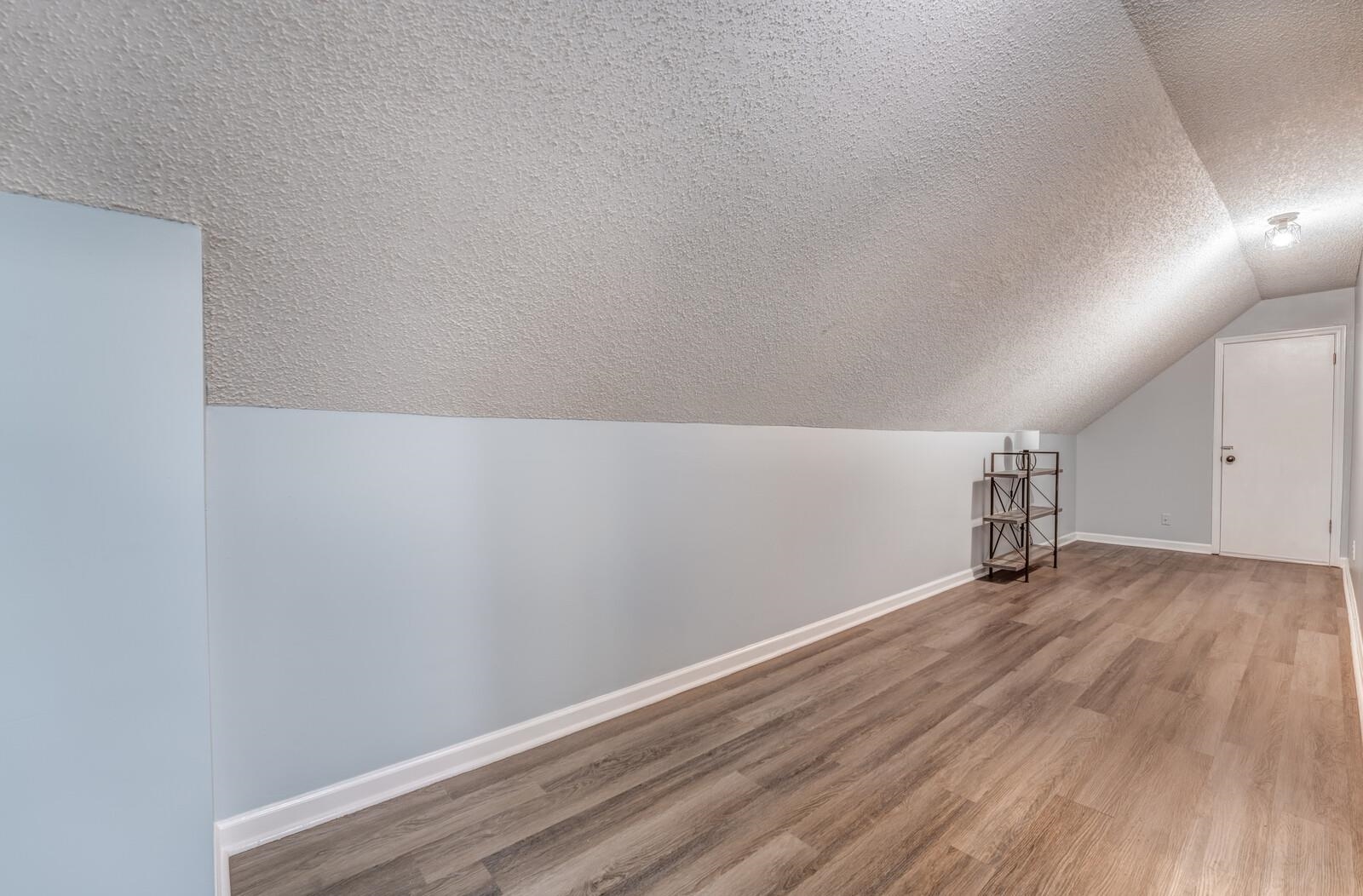 8223 S CREEKSIDE CIR S