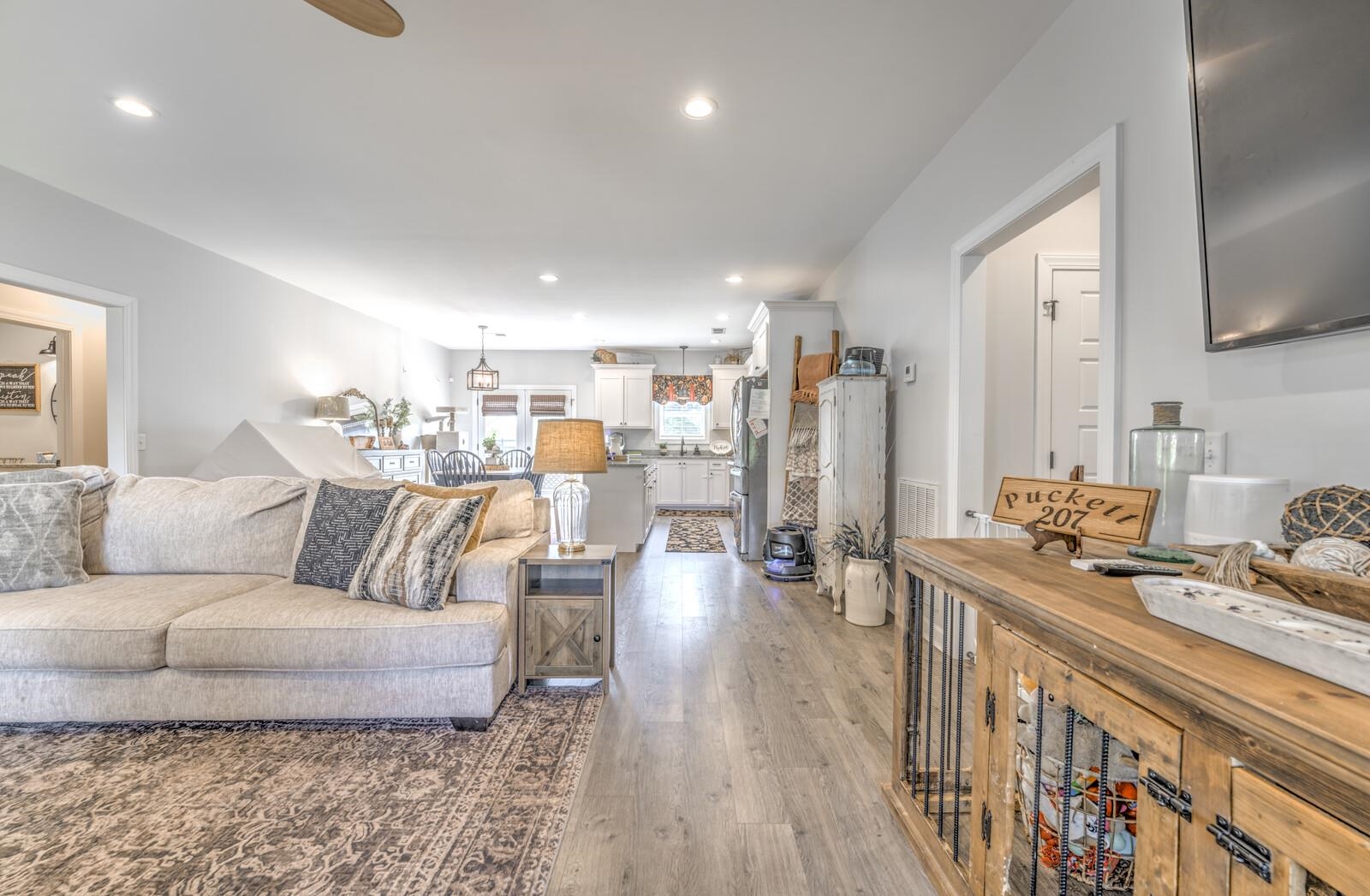 207 BOSWELL RD