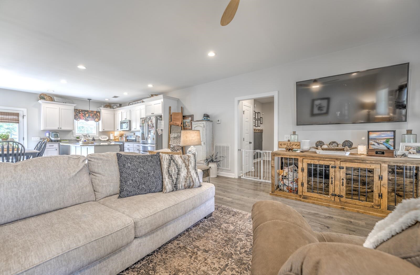 207 BOSWELL RD