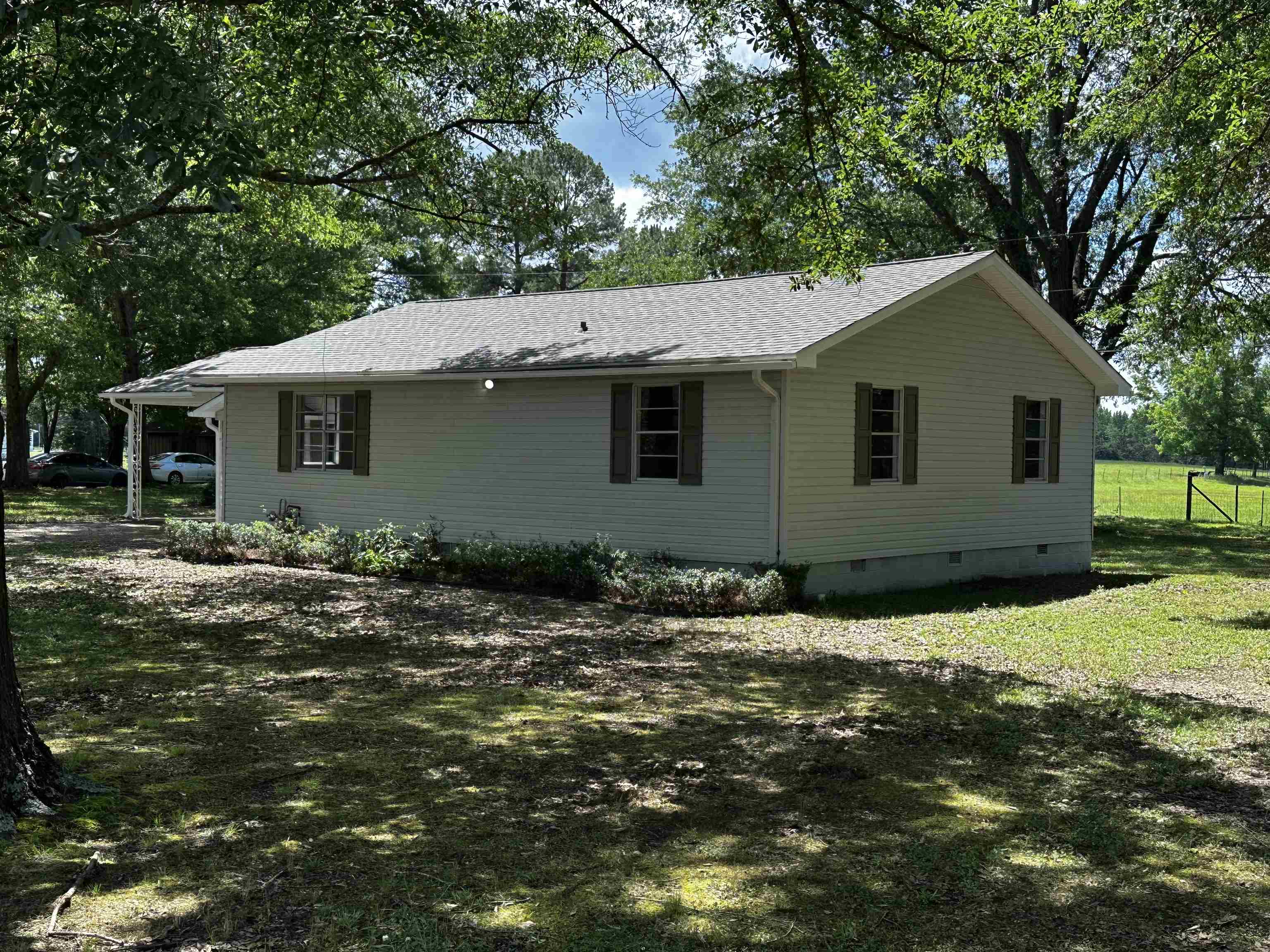 215 PINECREST LN