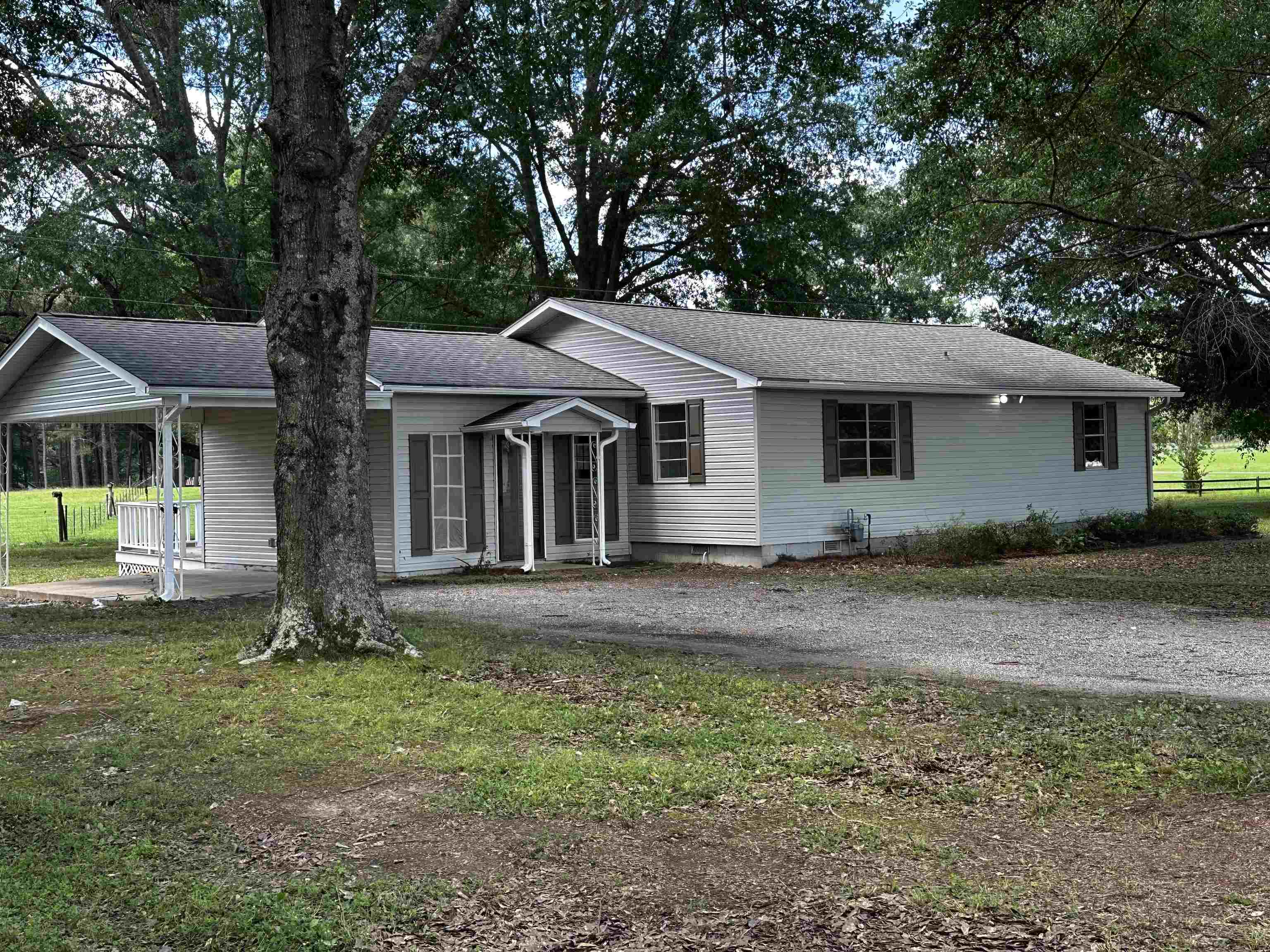 215 PINECREST LN