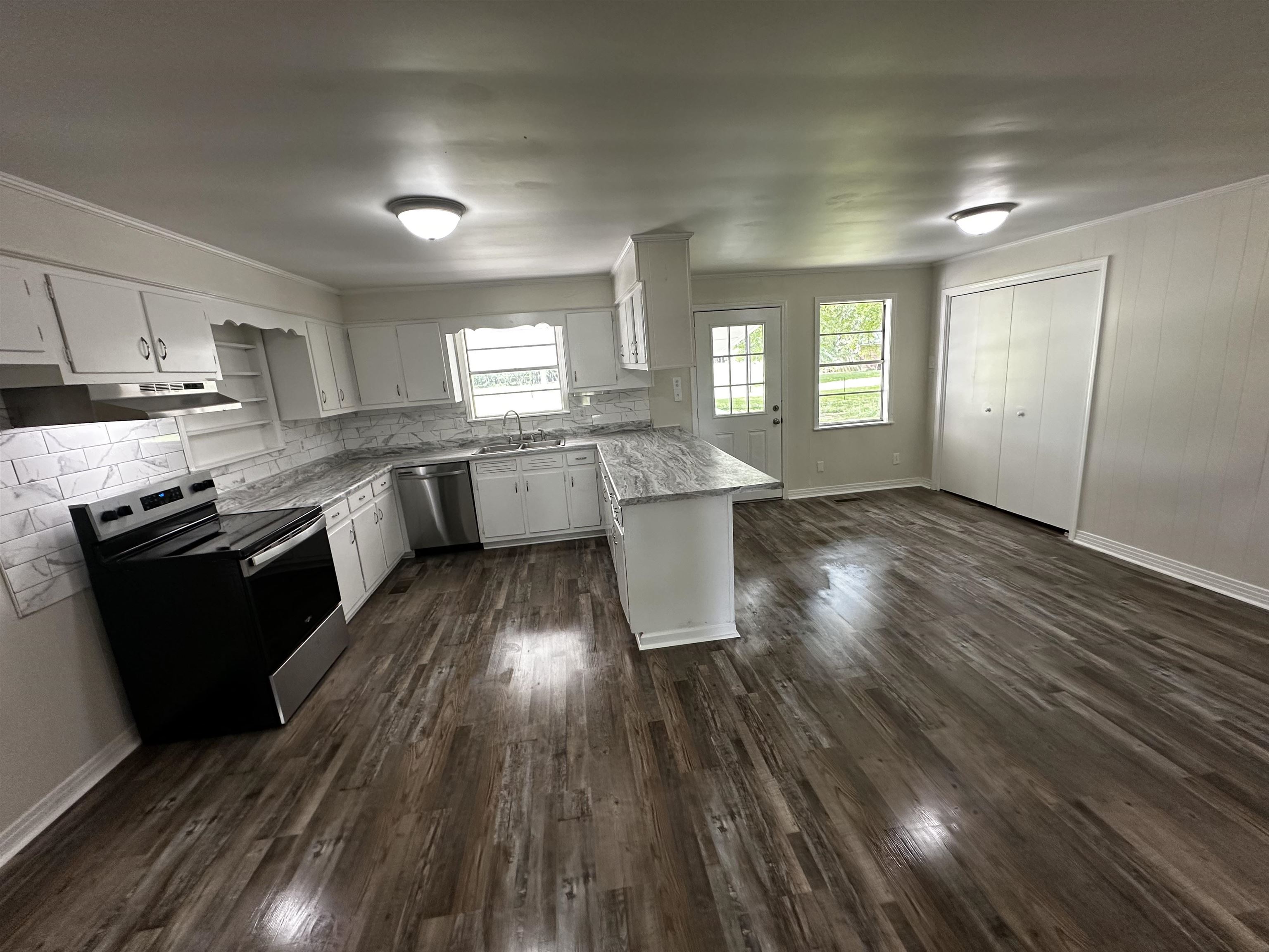 215 PINECREST LN