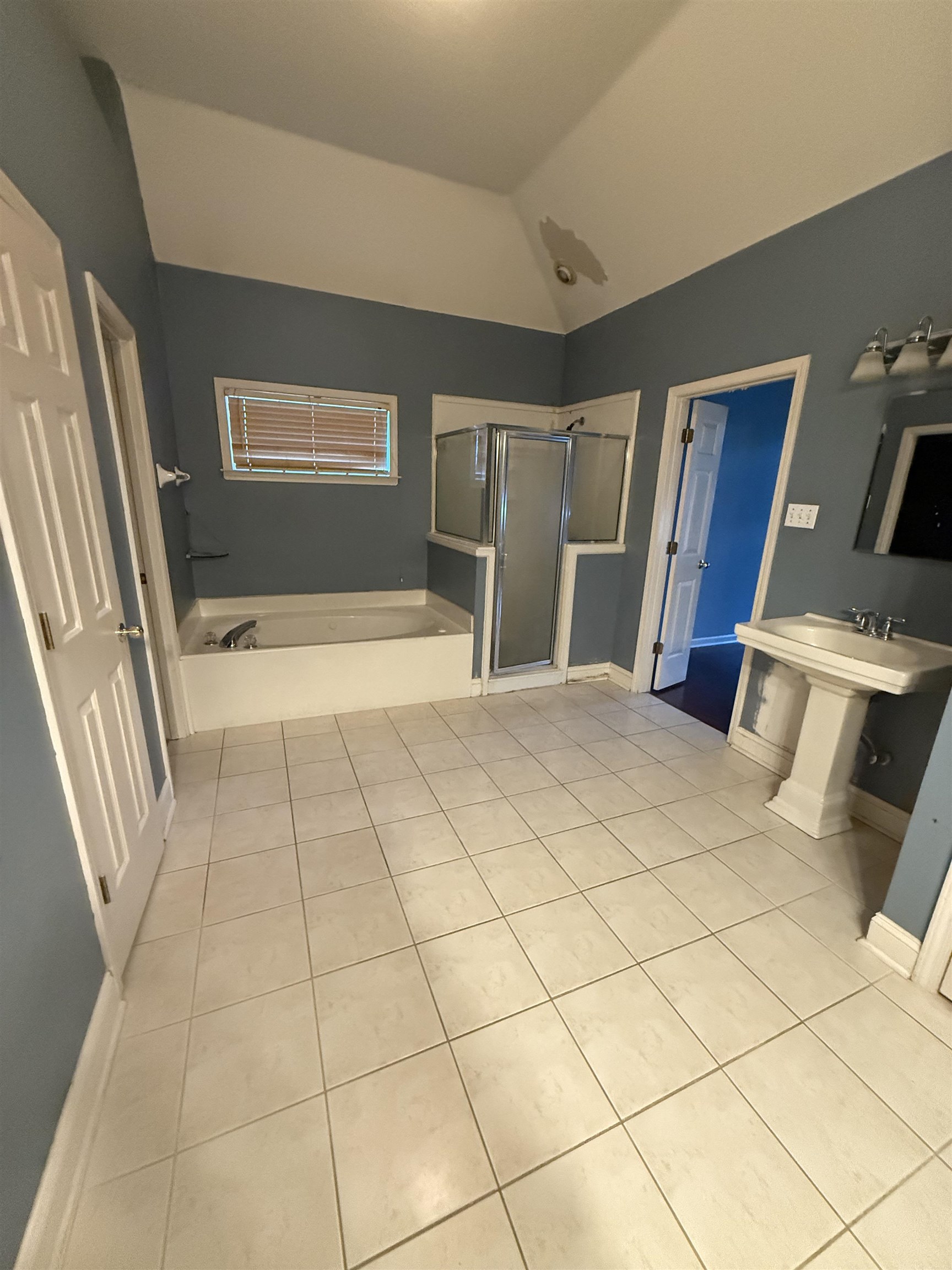 30 COUNTRY FOREST DR