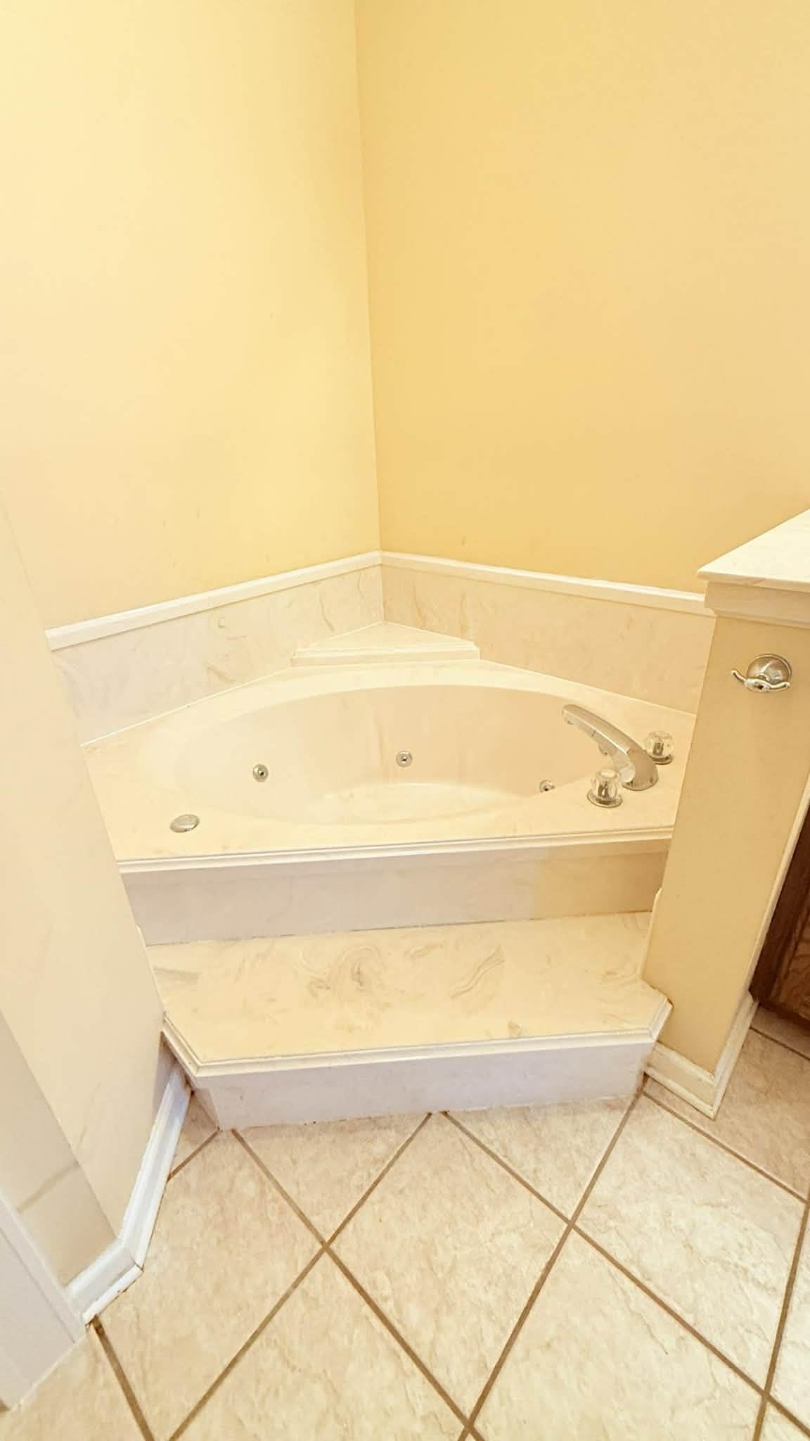 1180 WILLIAMSBURG DR