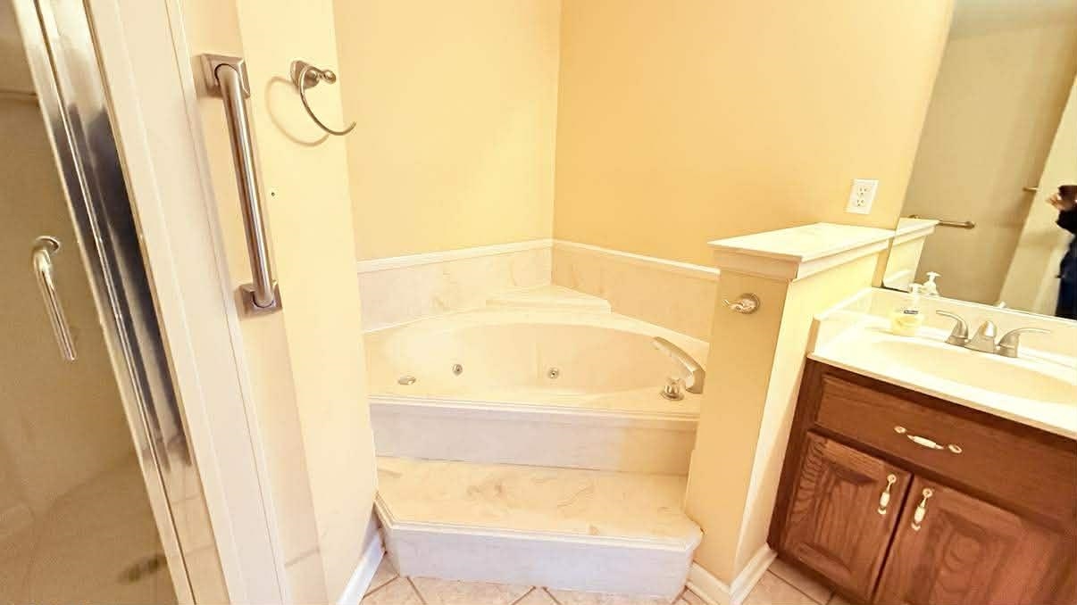1180 WILLIAMSBURG DR