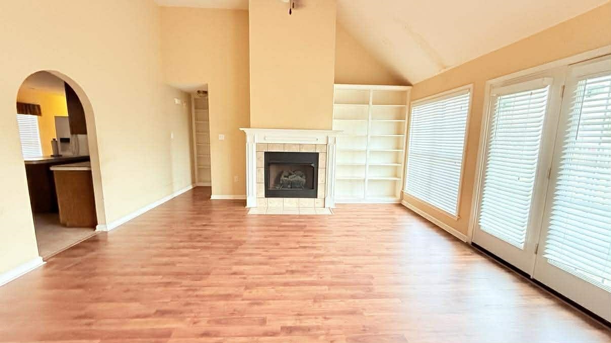1180 WILLIAMSBURG DR