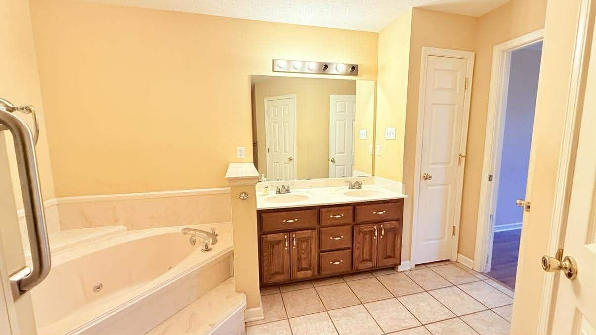 1180 WILLIAMSBURG DR