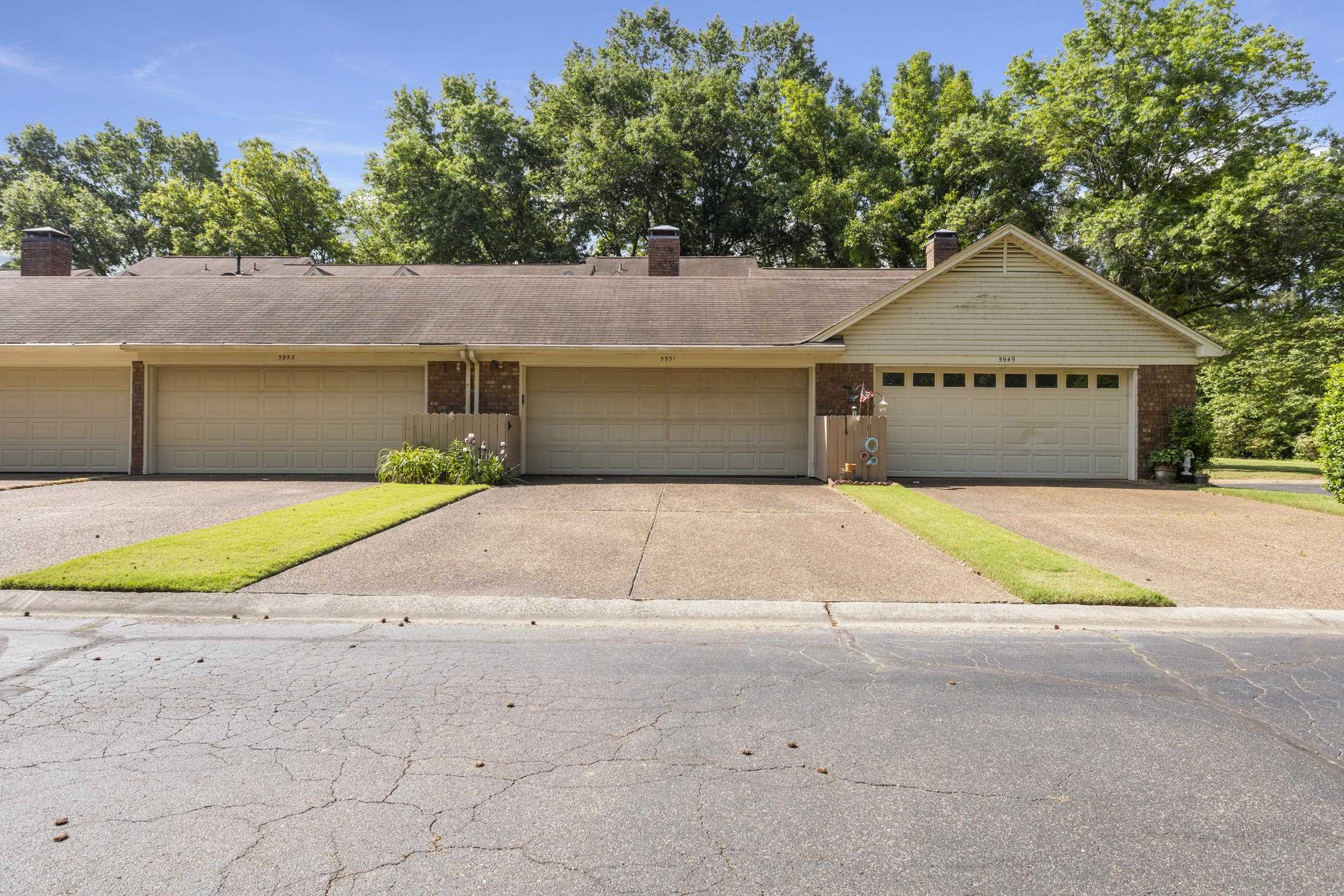 5951 BLAKEVIEW DR