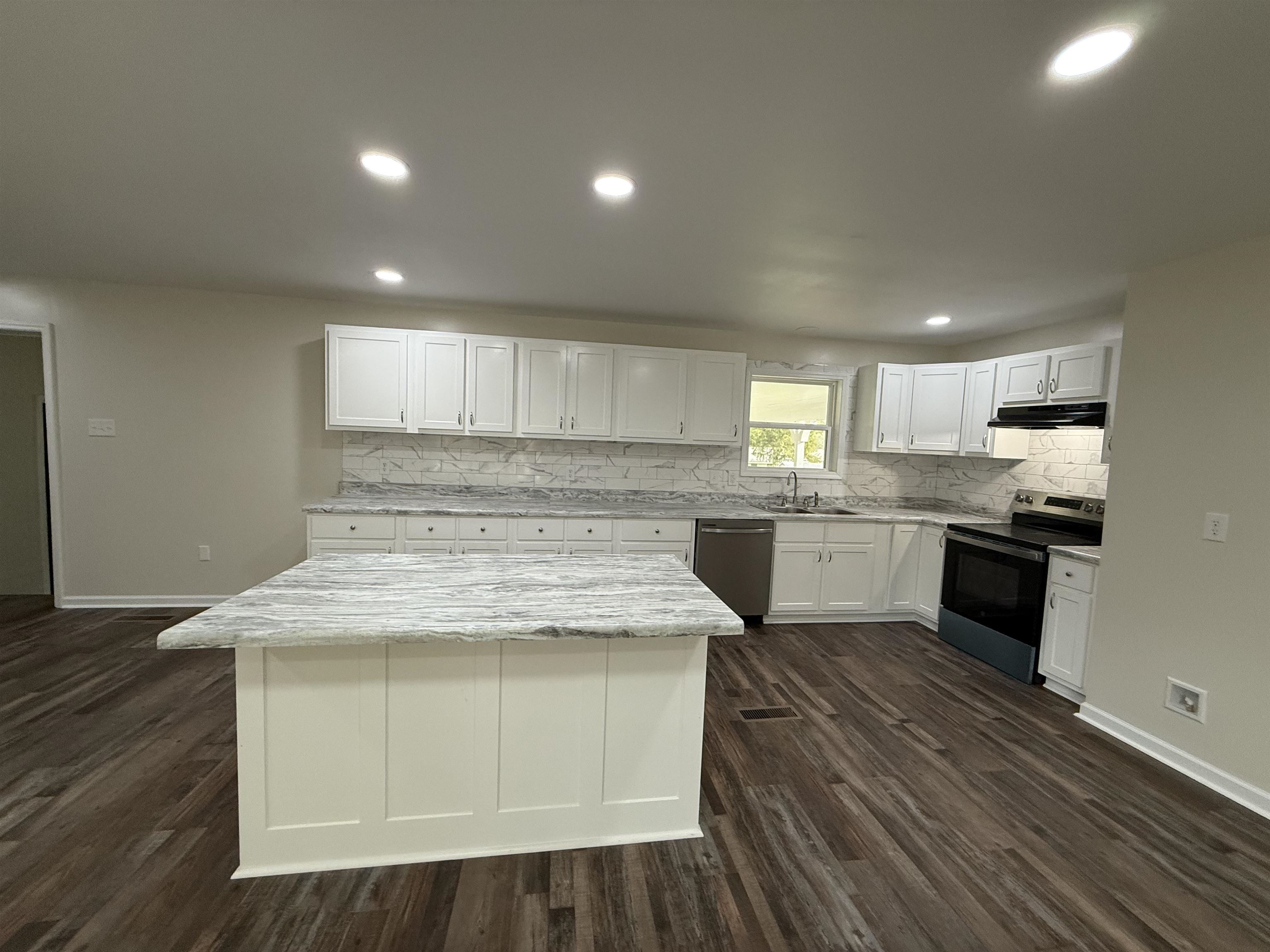 110 ROLLING OAKS DR