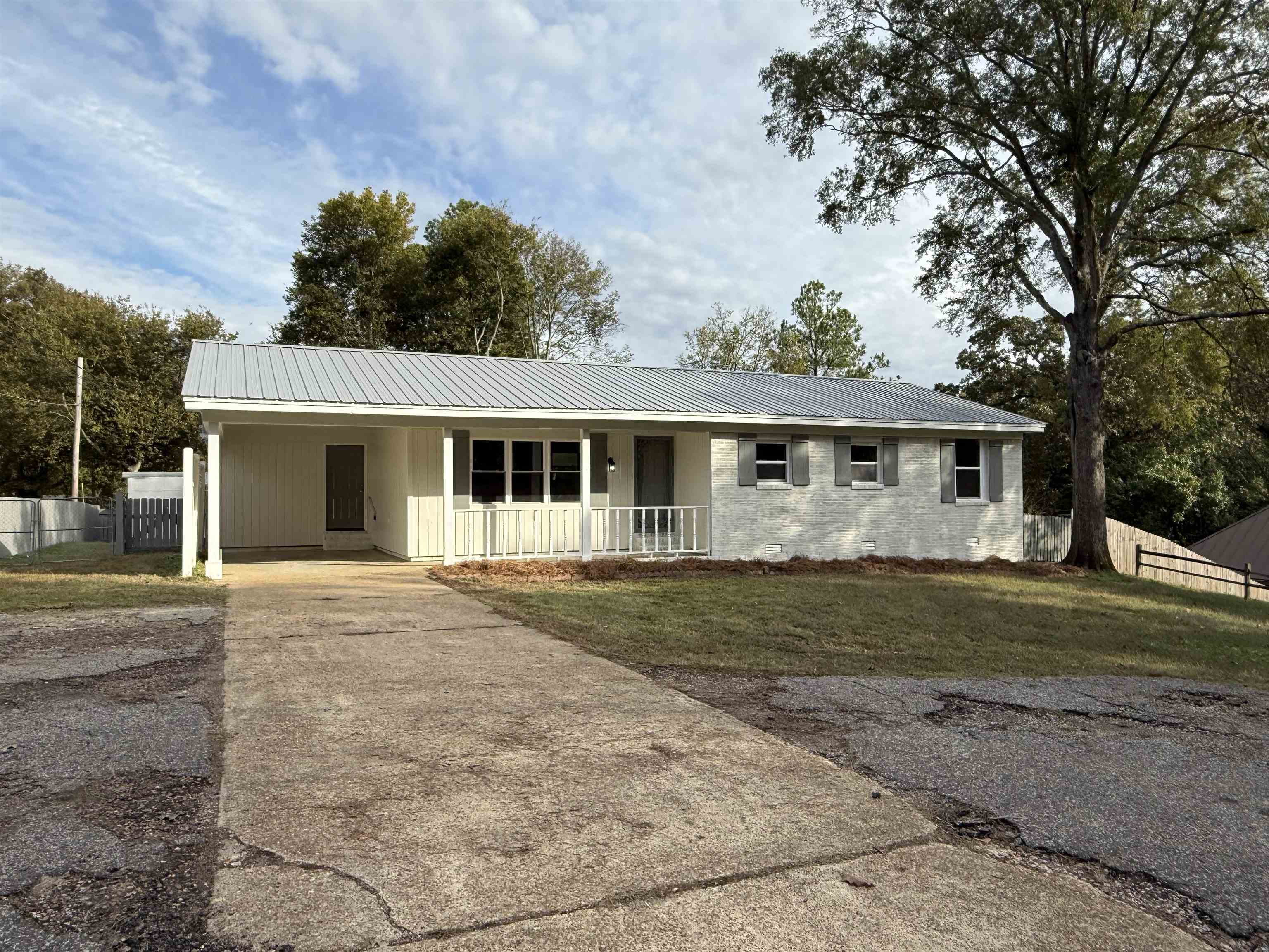 110 ROLLING OAKS DR