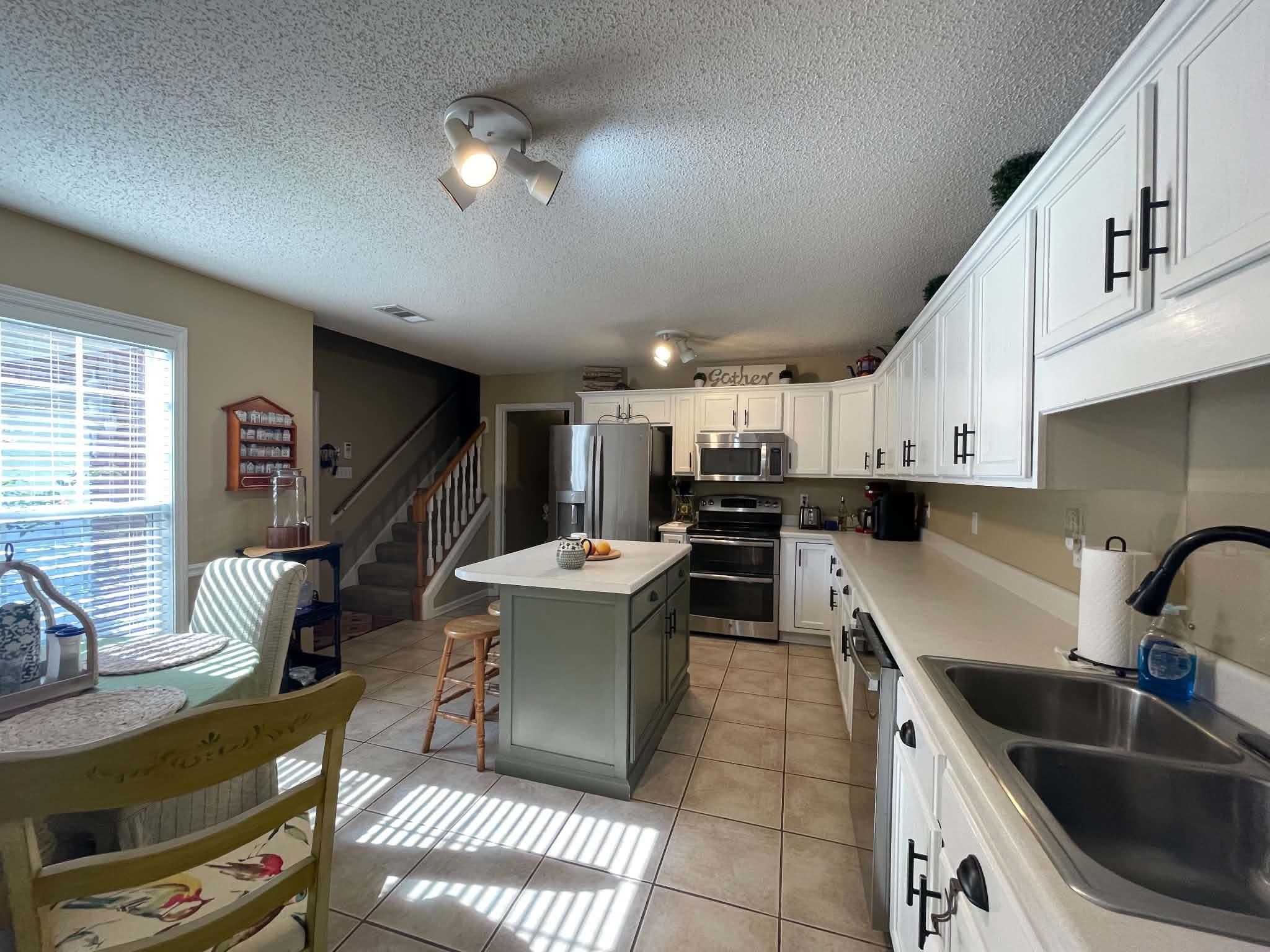 220 COUNTRYSIDE DR