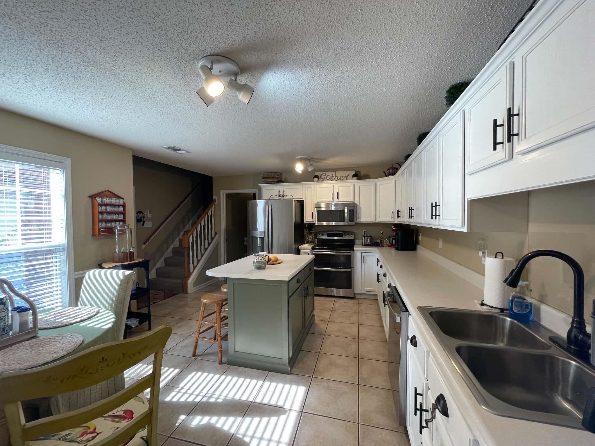 220 COUNTRYSIDE DR