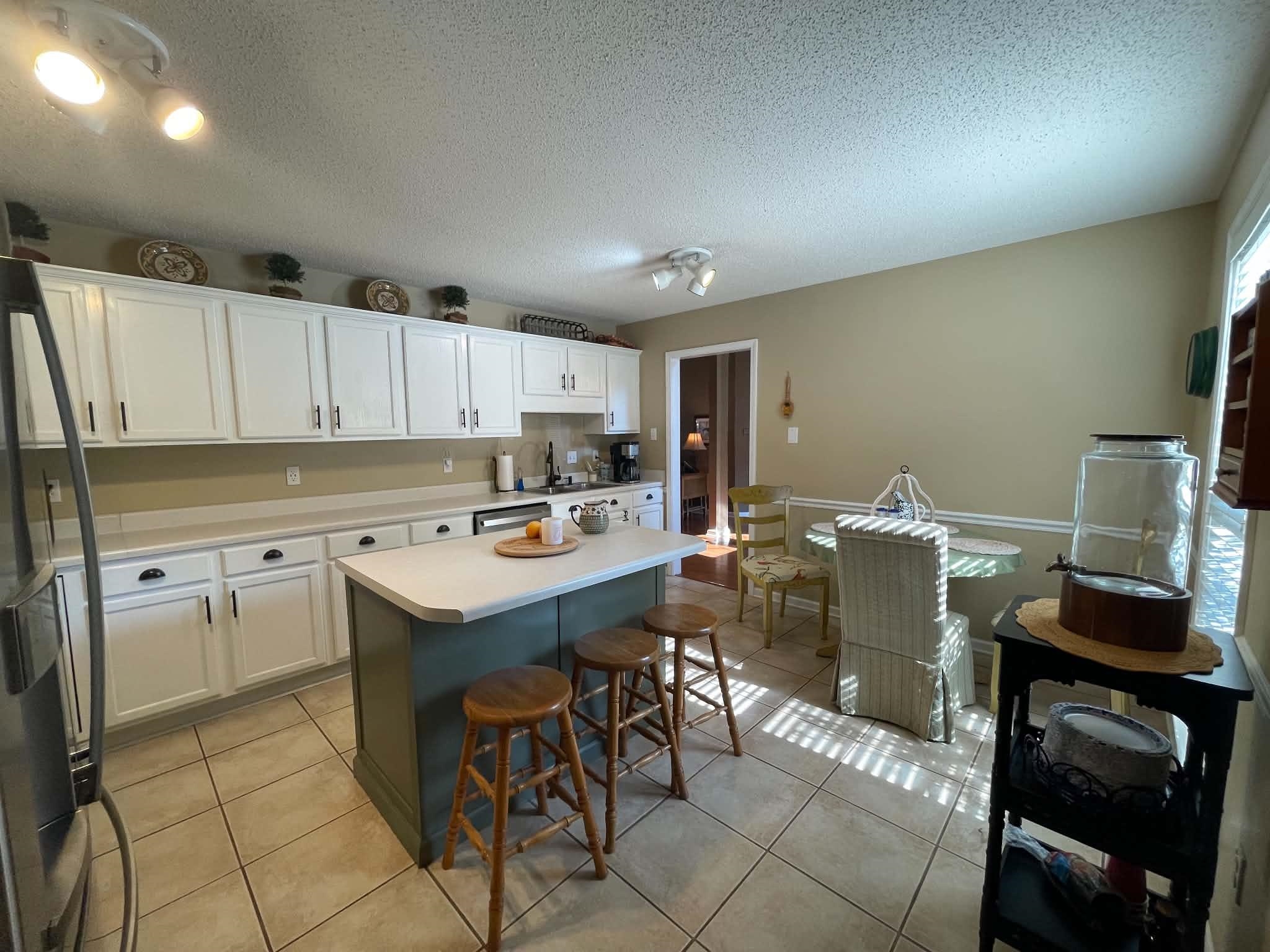 220 COUNTRYSIDE DR