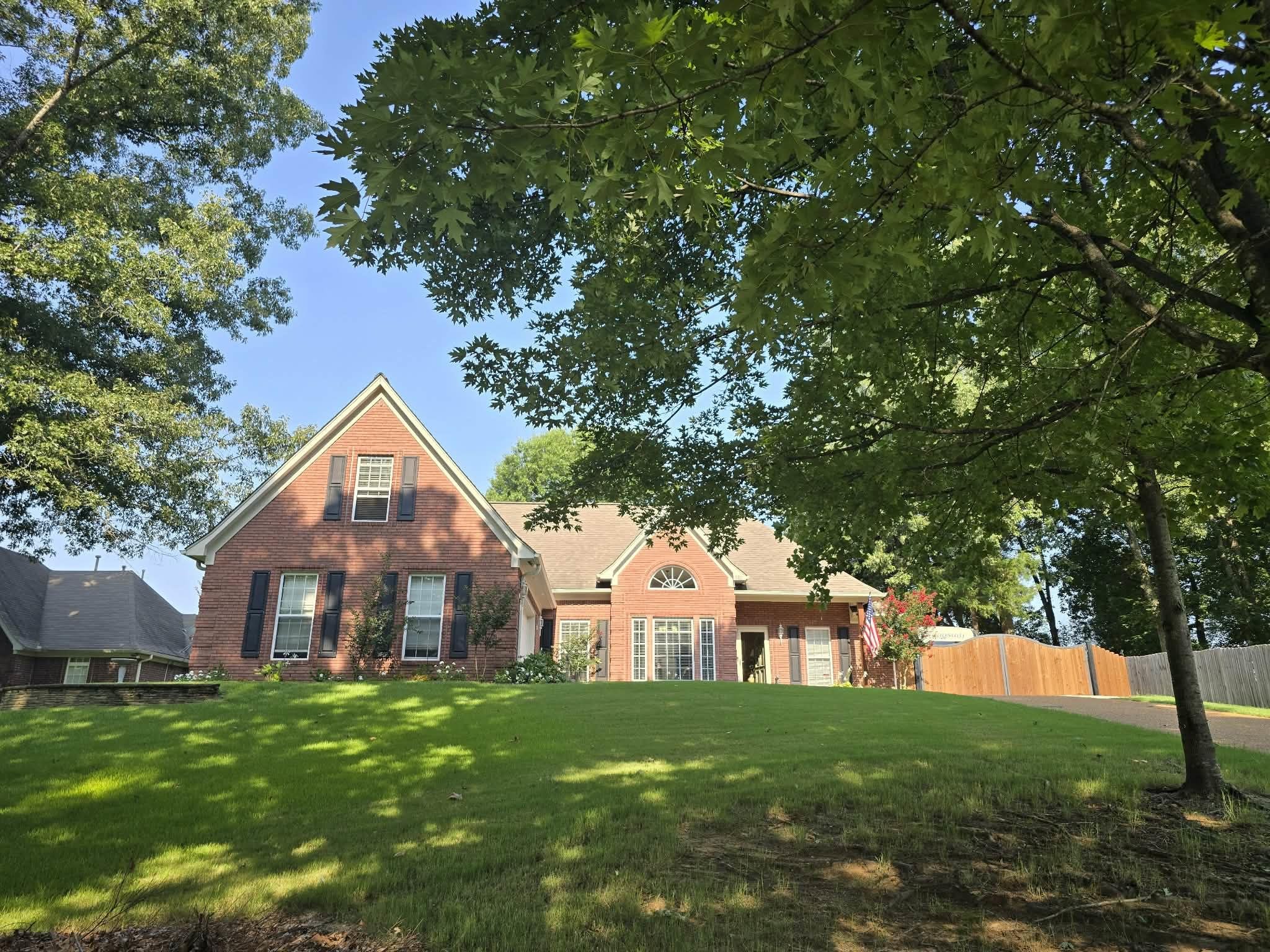 220 COUNTRYSIDE DR