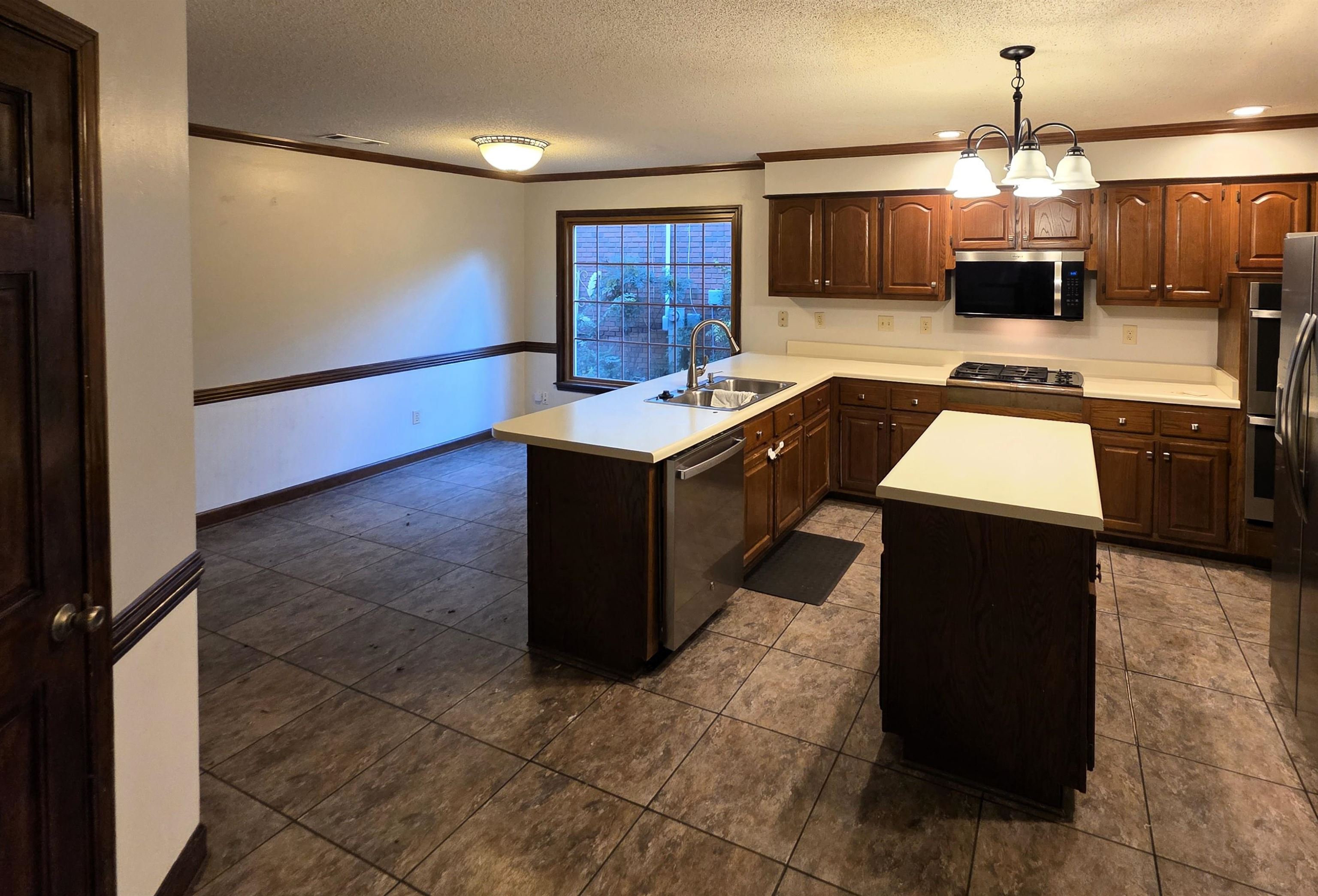 2438 LAKE EDGE DR