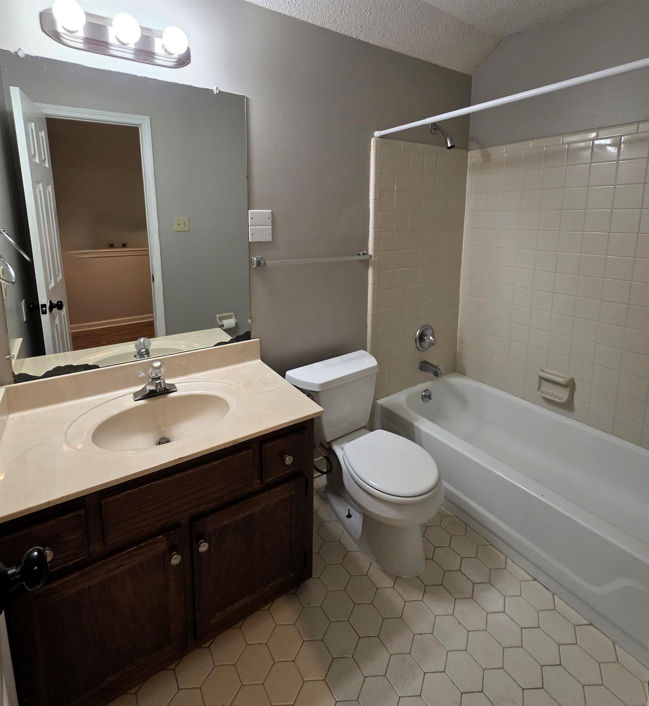 2438 LAKE EDGE DR