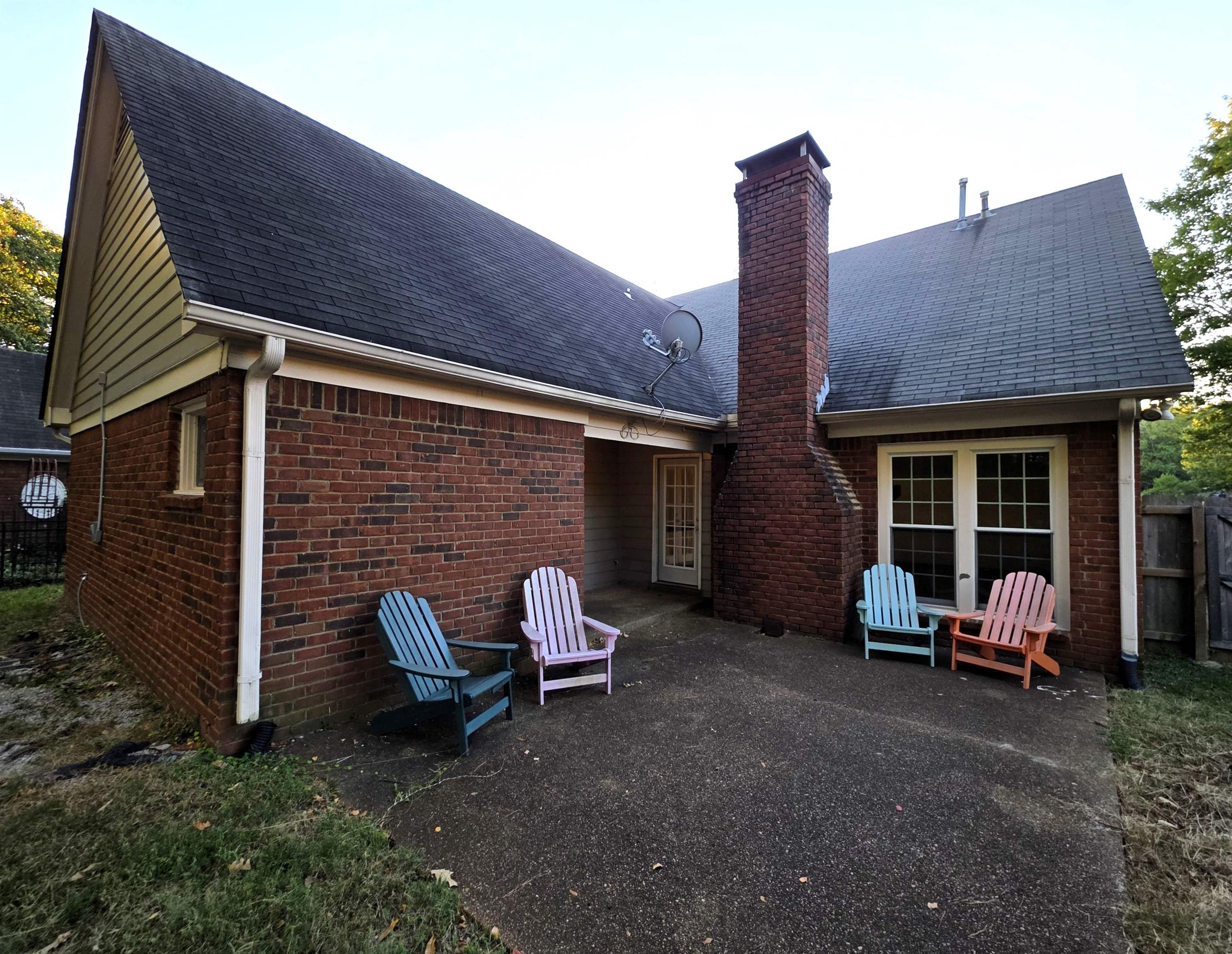 2438 LAKE EDGE DR