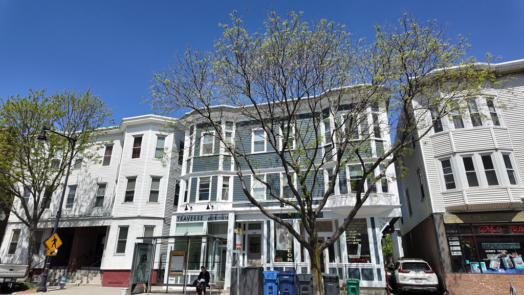 781/783 Cambridge St Unit: 1R