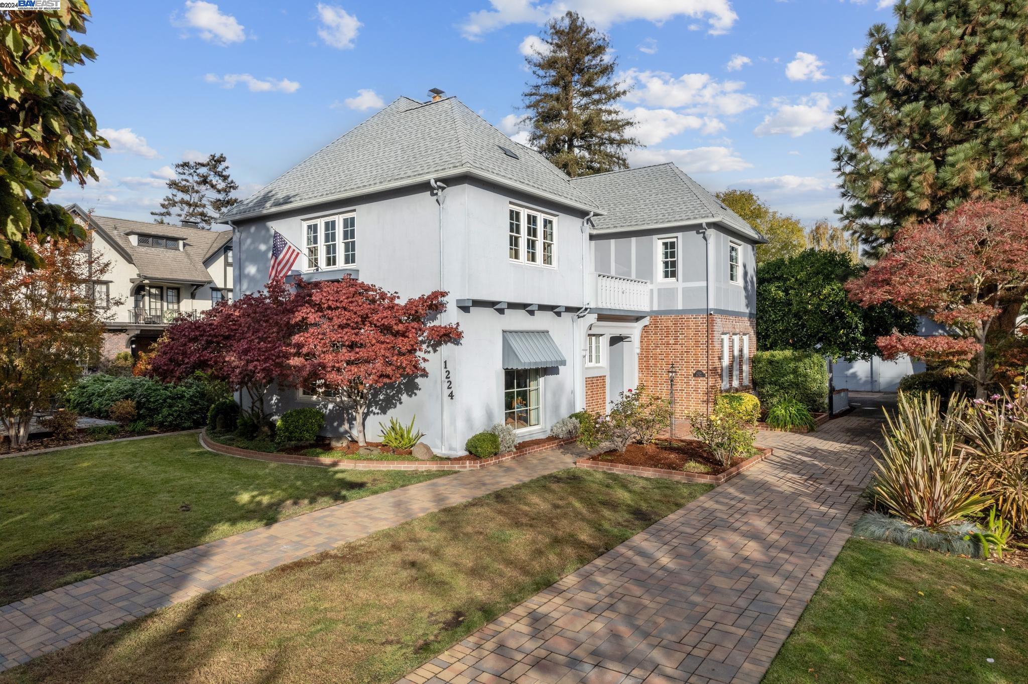 1224 Bay St