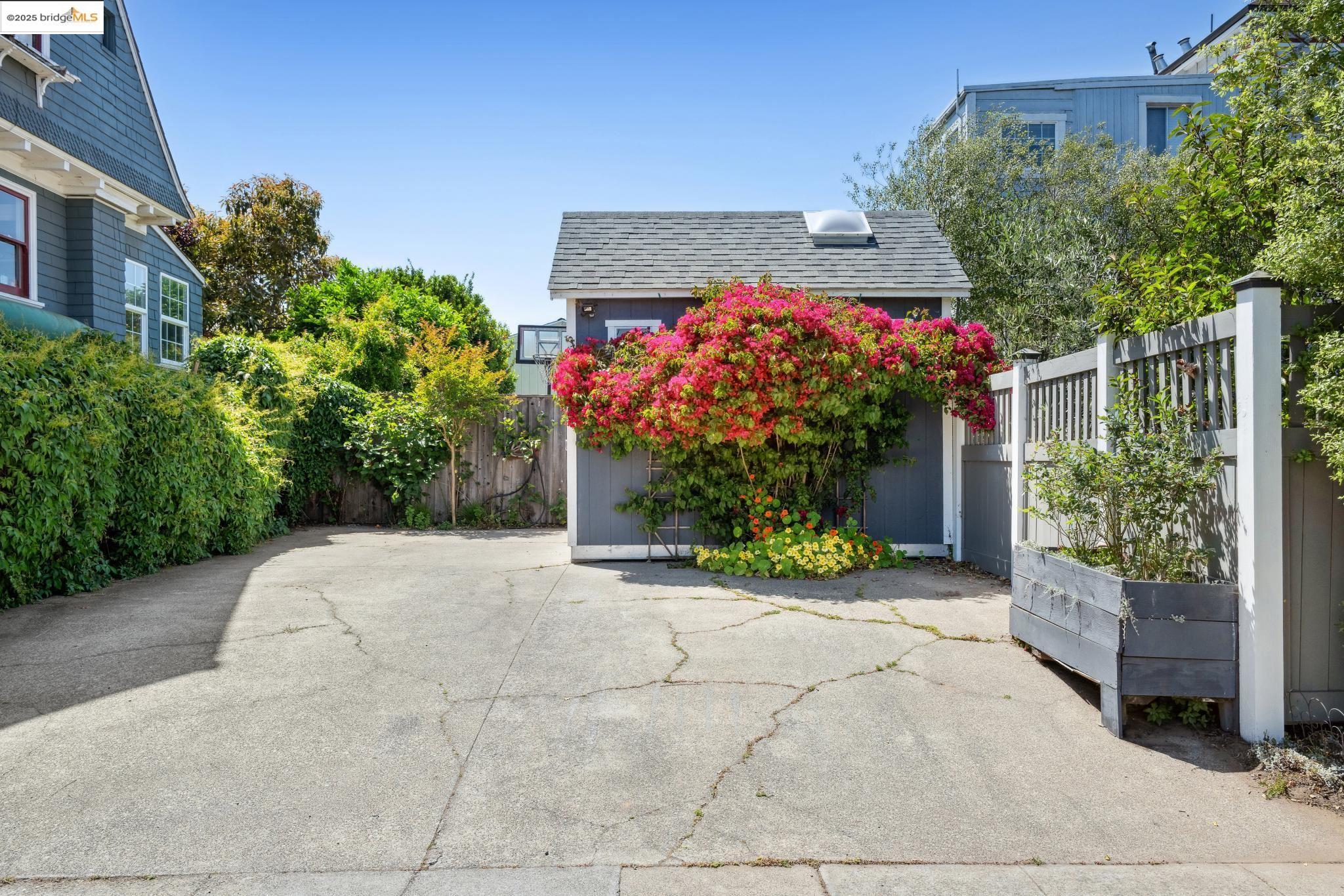 1042 Santa Clara Ave