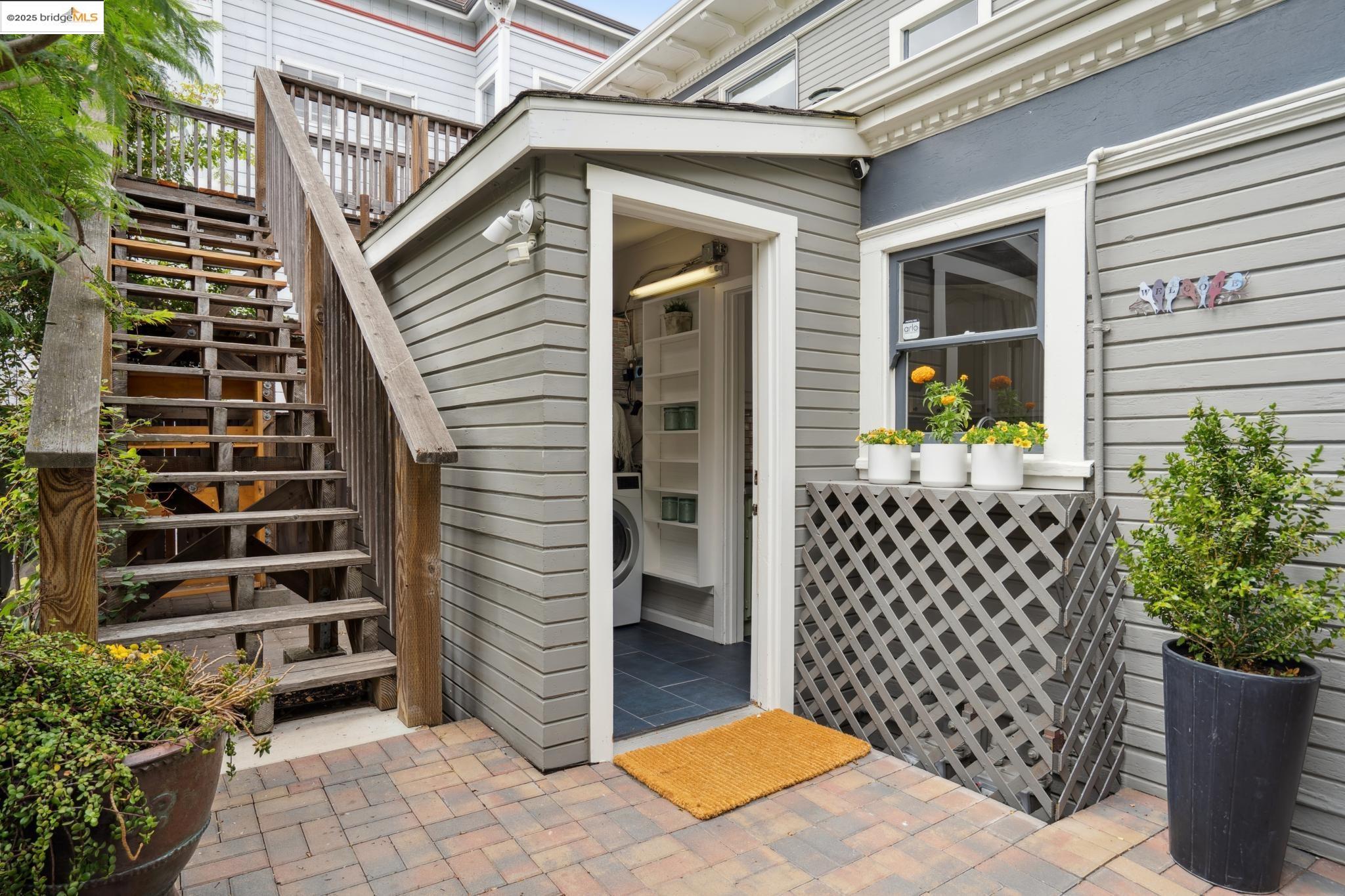 1042 Santa Clara Ave