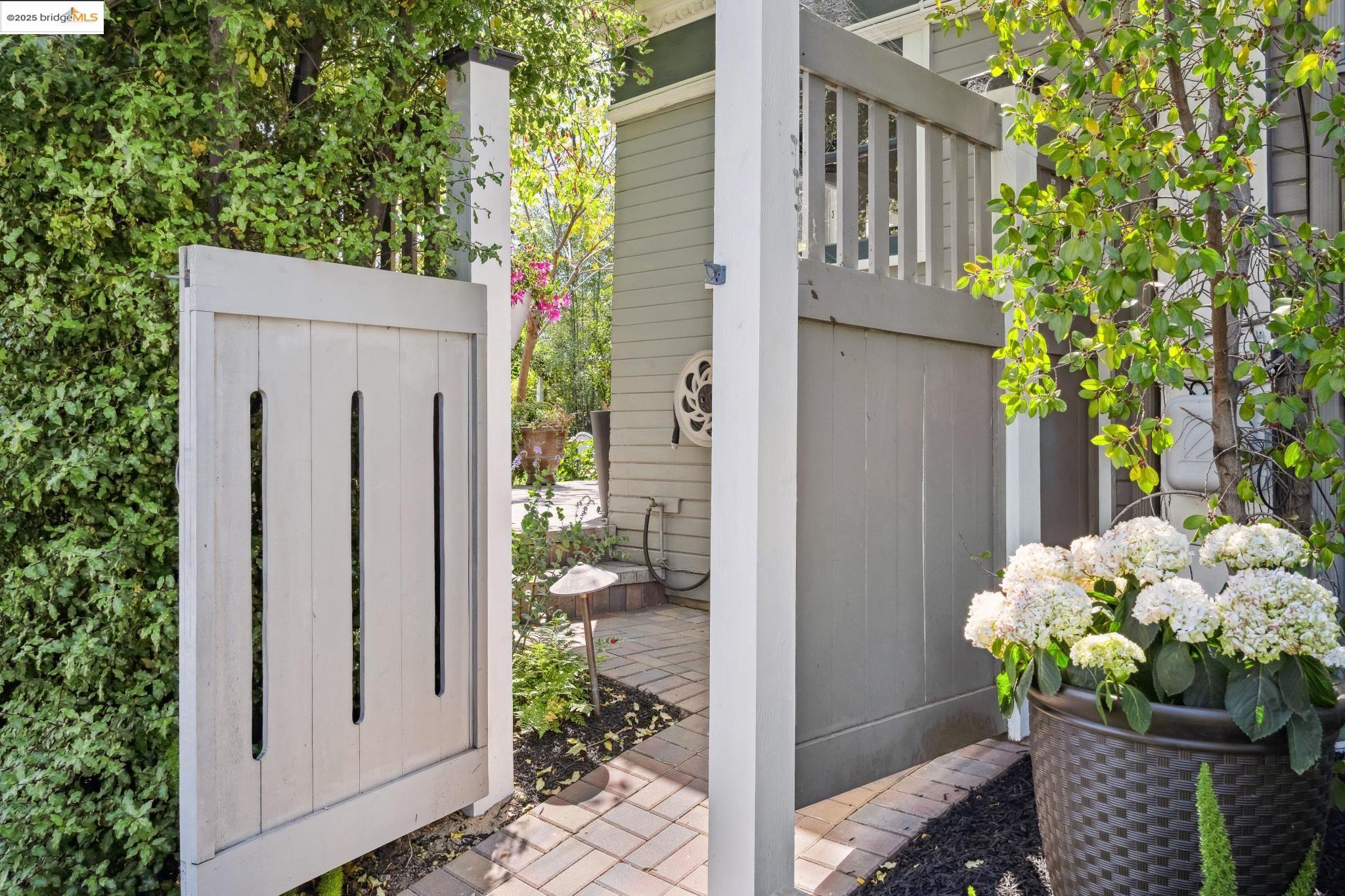 1042 Santa Clara Ave