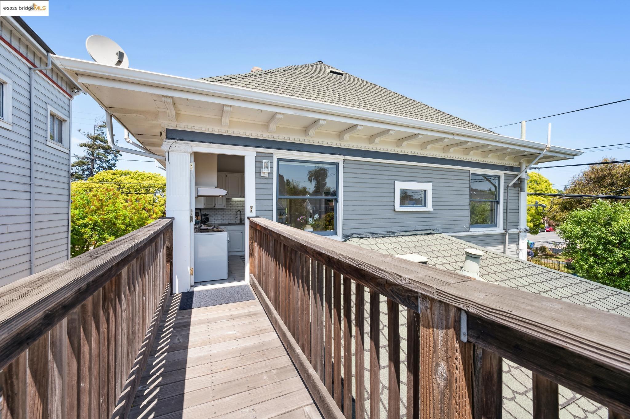 1042 Santa Clara Ave