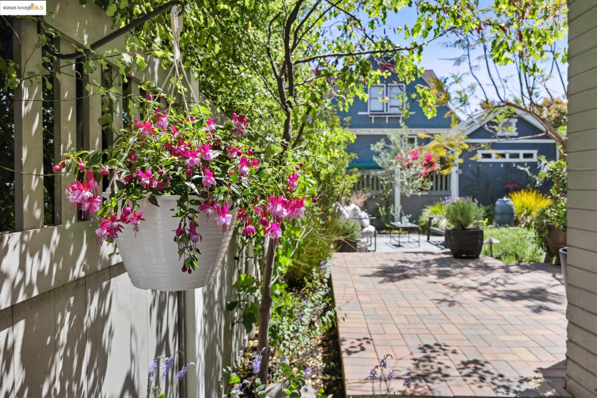 1042 Santa Clara Ave