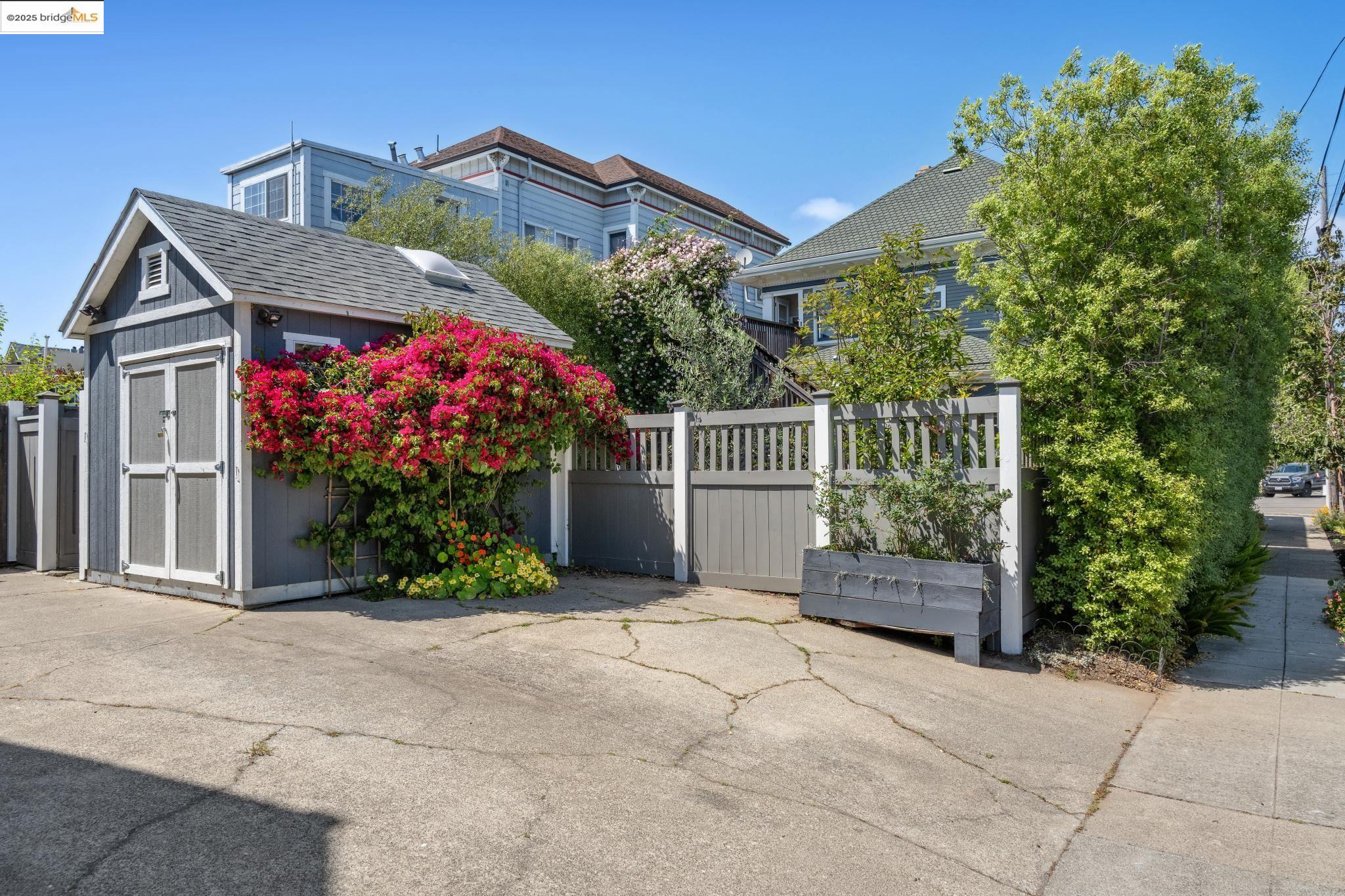 1042 Santa Clara Ave