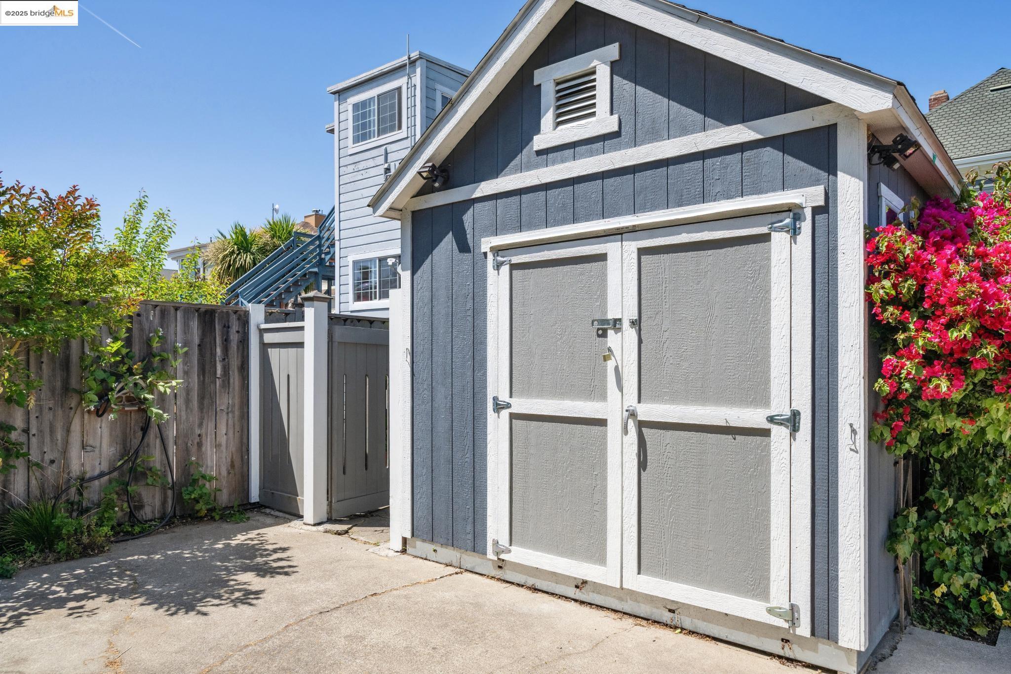 1042 Santa Clara Ave