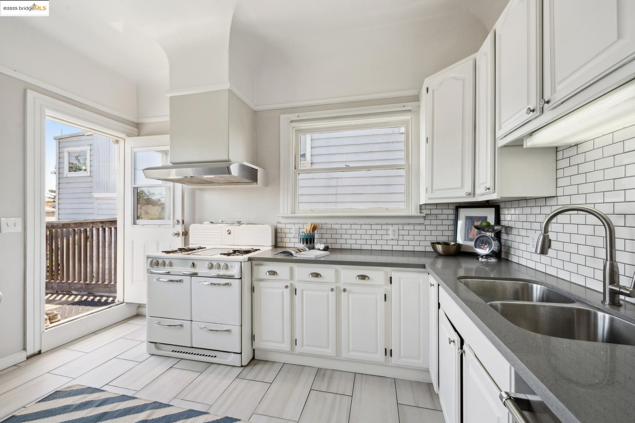 1042 Santa Clara Ave