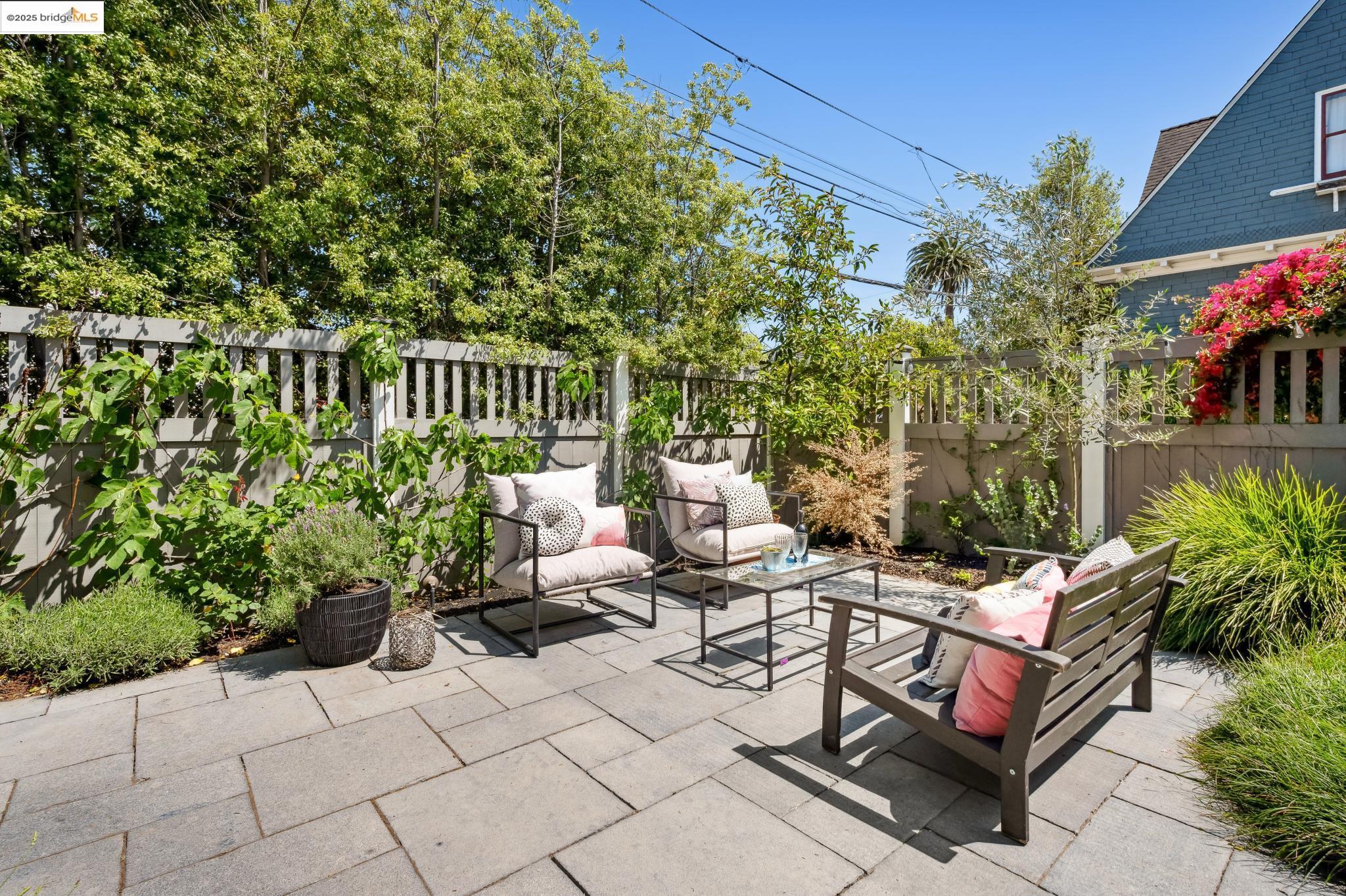 1042 Santa Clara Ave