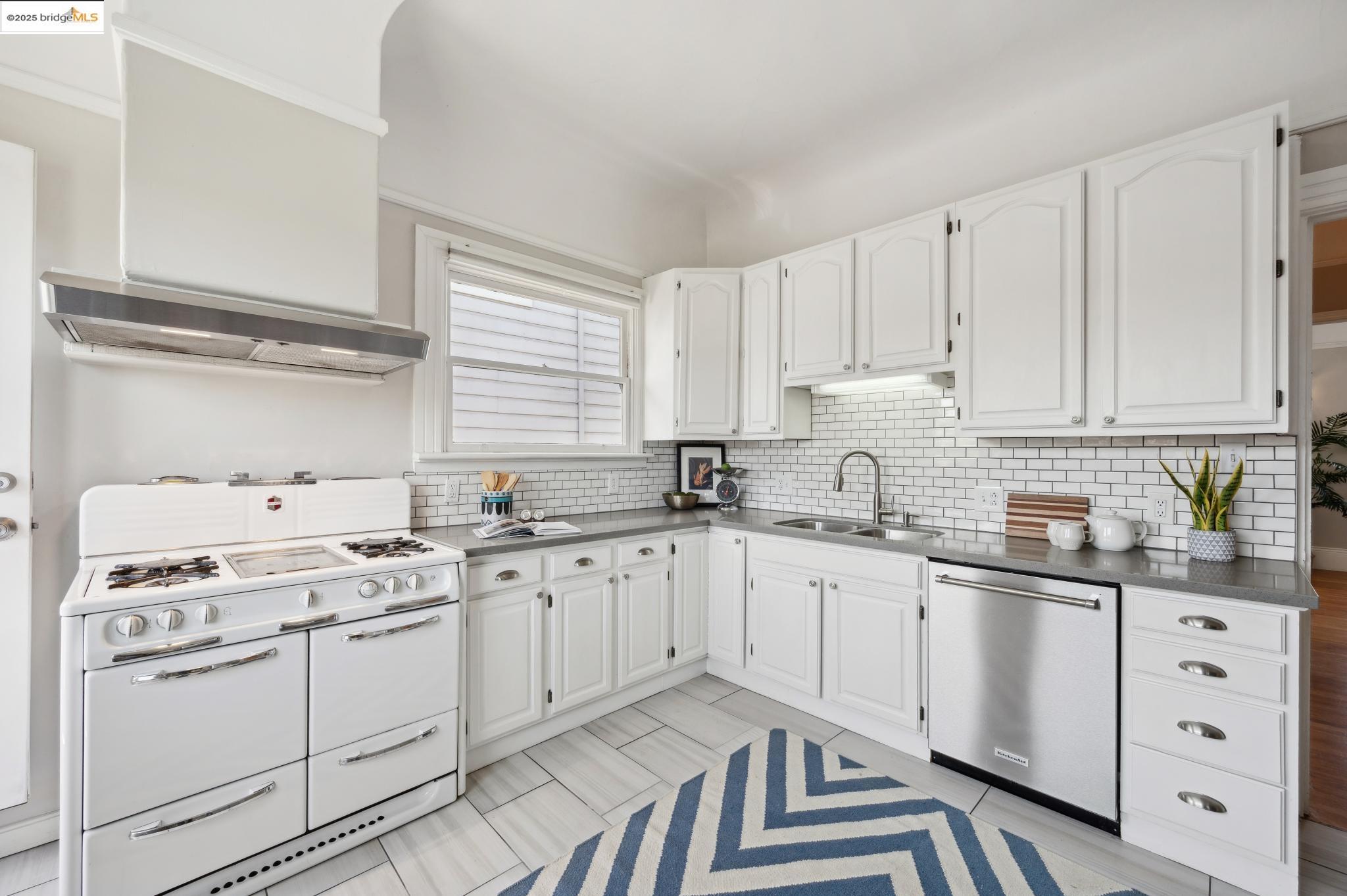 1042 Santa Clara Ave