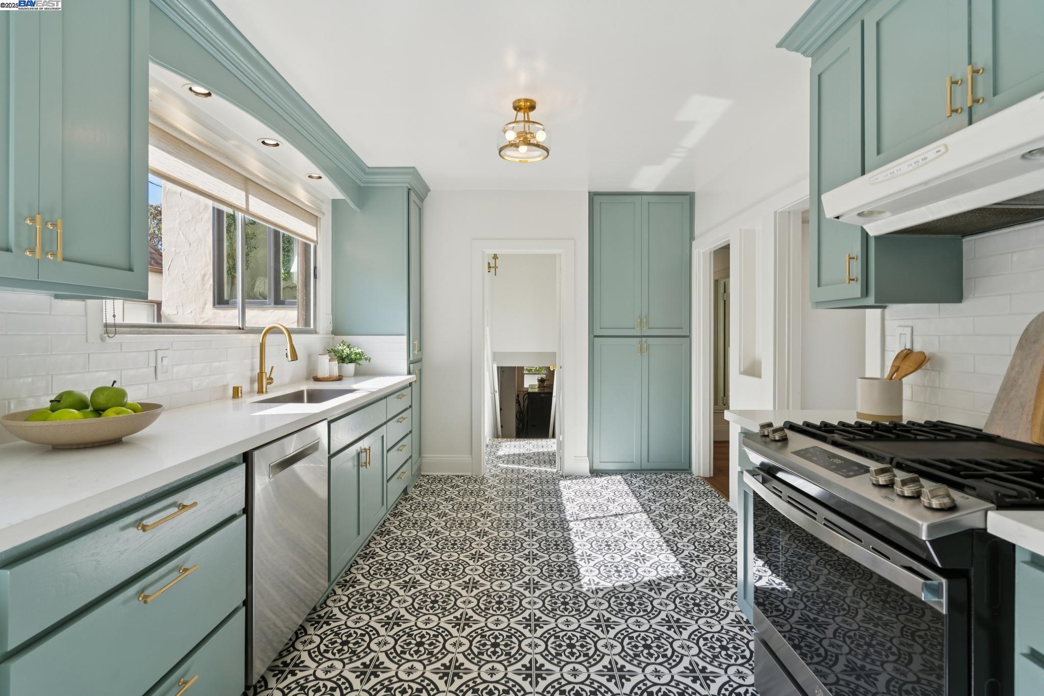 1831 Harvard Dr, Alameda