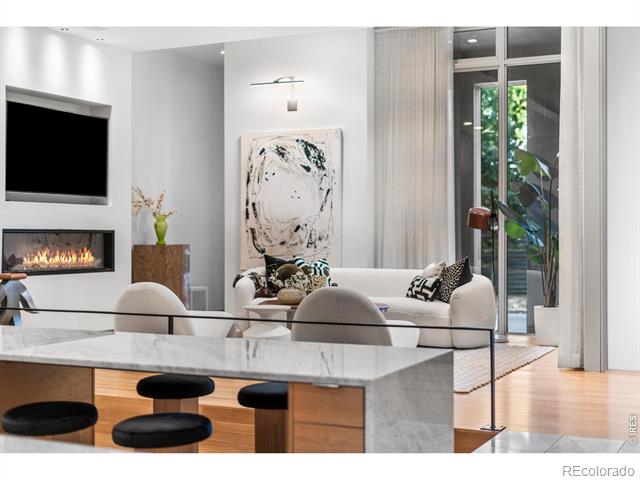 1115 W 37th Avenue