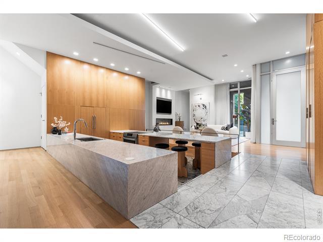 1115 W 37th Avenue