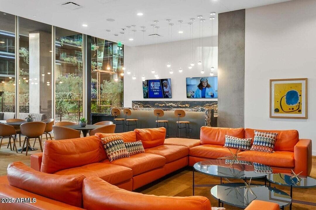 7180 E KIERLAND Boulevard, 916