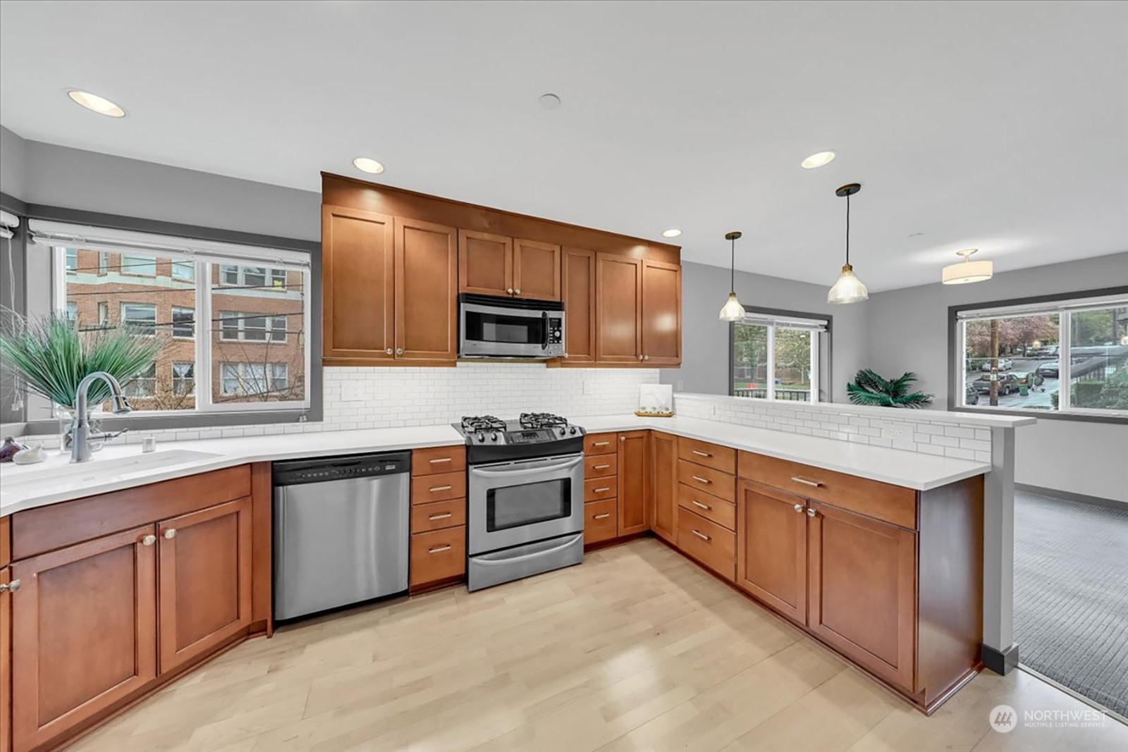 321 E Thomas Street Unit: 203