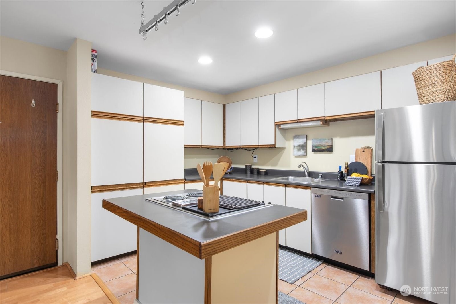 211 Summit Ave E Unit: N409