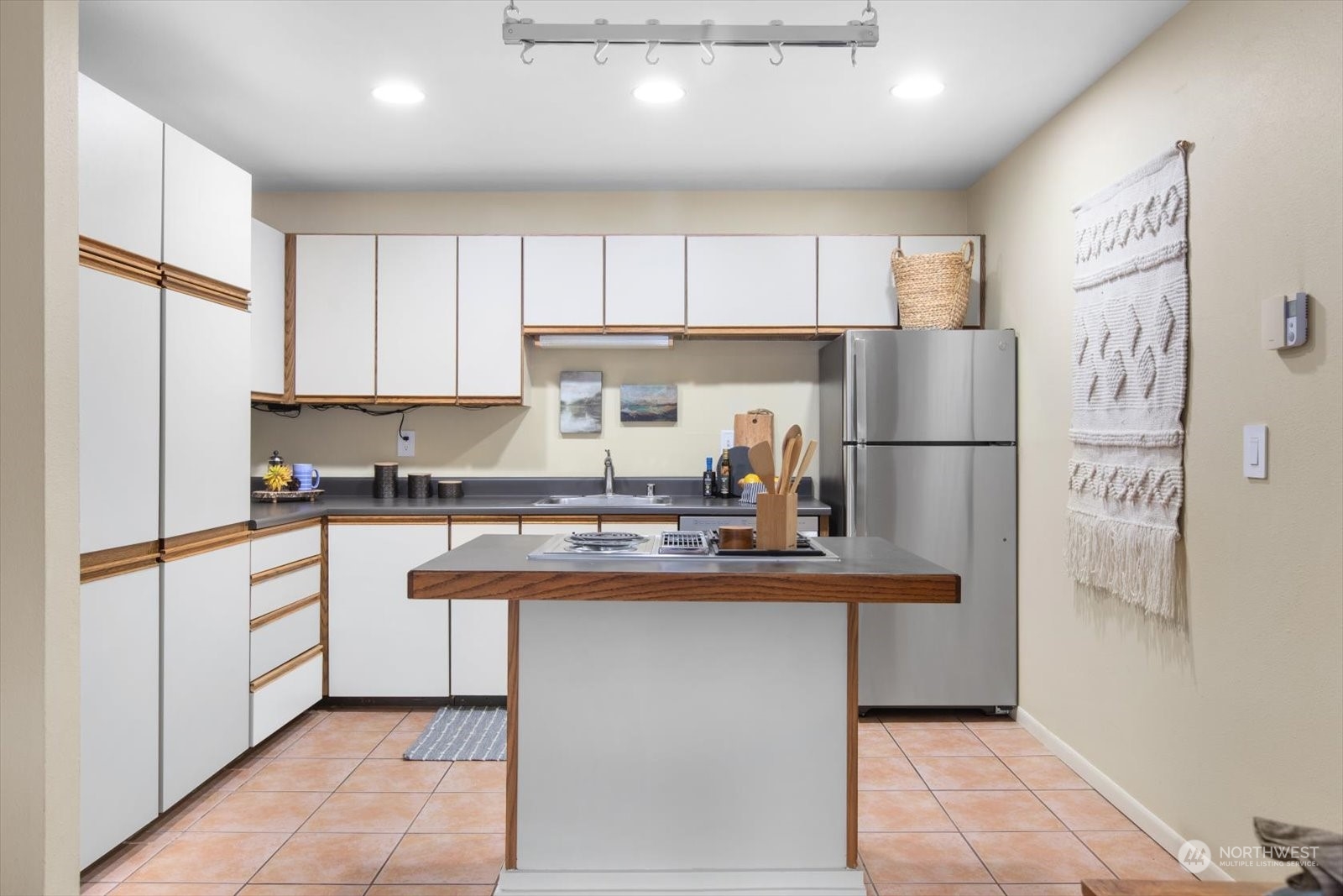 211 Summit Ave E Unit: N409