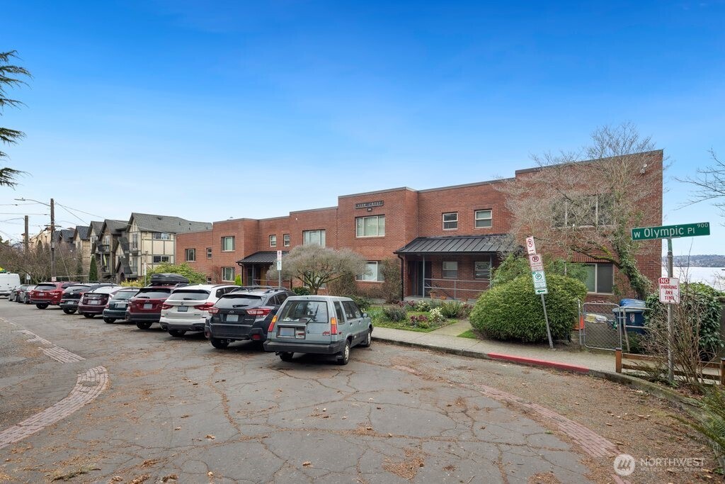 515 W Olympic Place Unit: 208